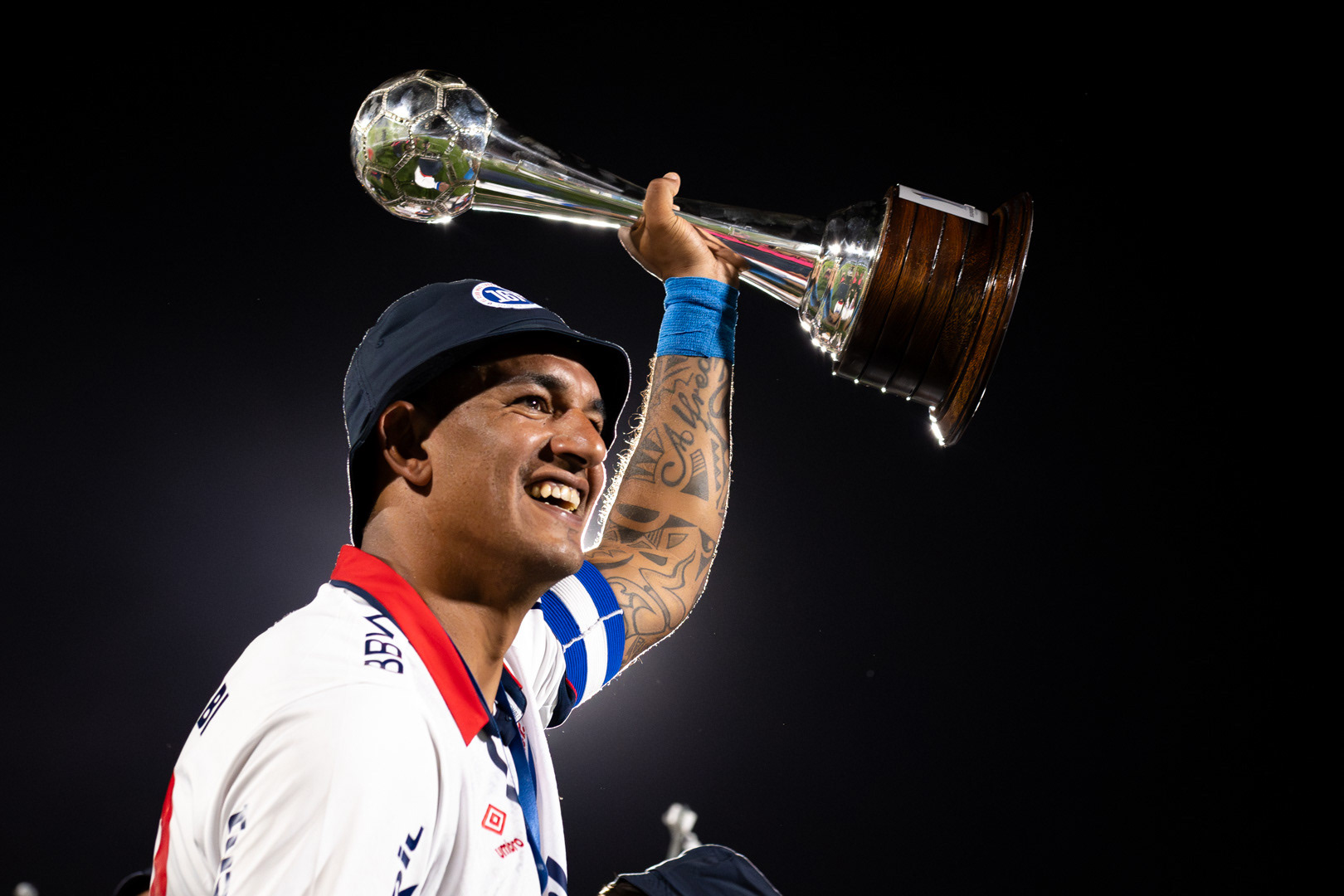 El capitán de Nacional, Diego Polenta, alzando el título de la Supercopa Uruguaya tras vencer a Peñarol en el Estadio Centenario. 26 de enero de 2025.