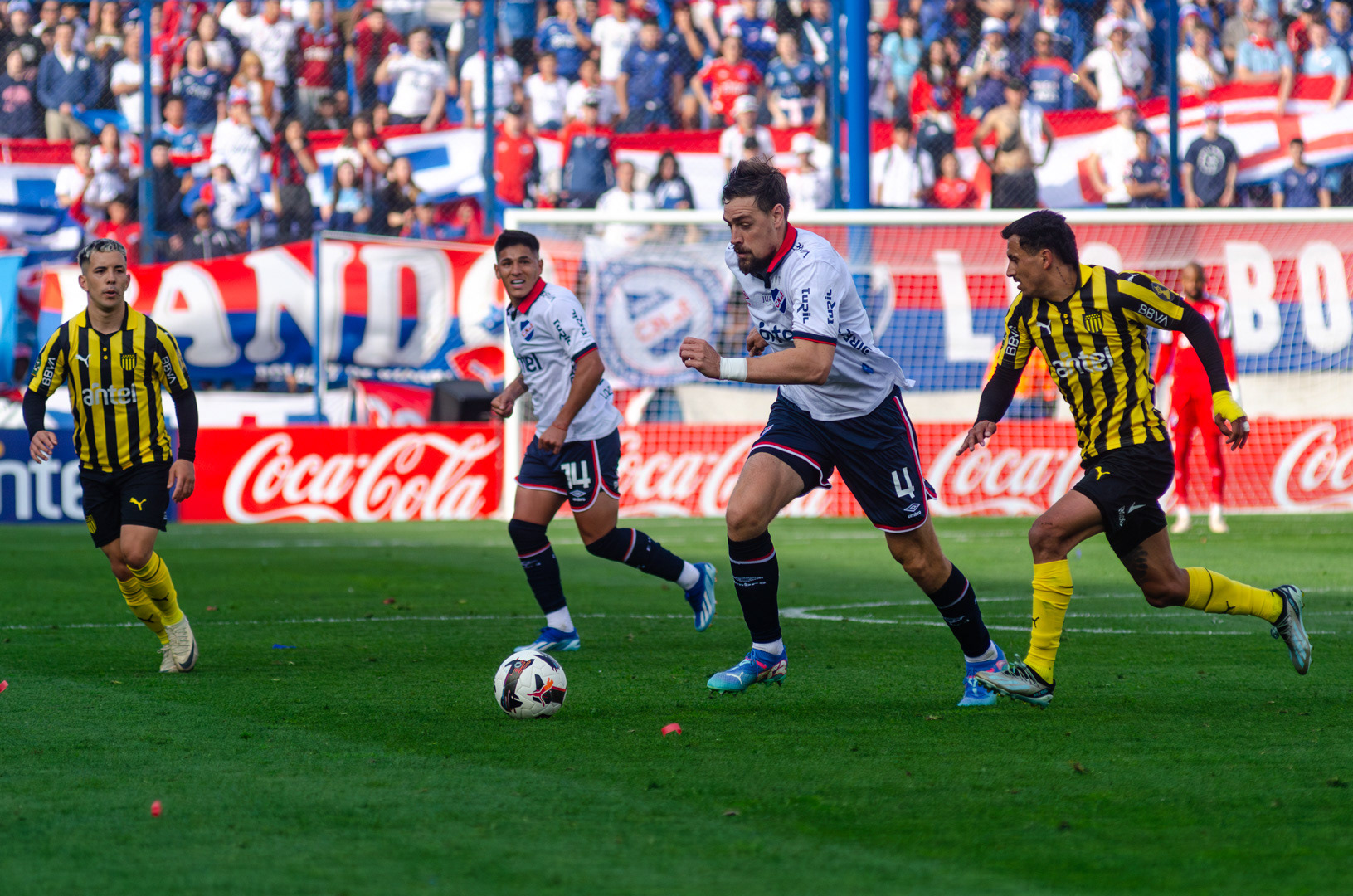 Sebastián Coates y Leandro Lozano de Nacional, Eduardo Darias y Leonardo Fernández de Peñarol, durante el clásico del Torneo Clausura 2024 en el estadio Gran Parque Central. 6 de octubre de 2024.