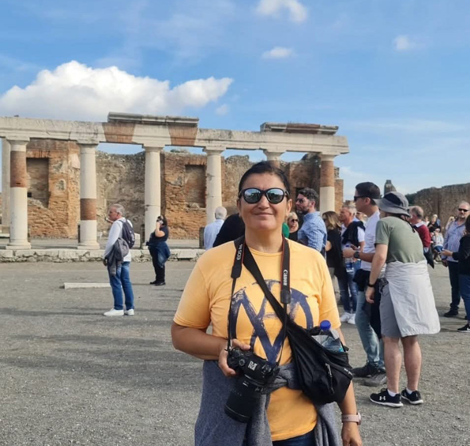 Düğünlerden portre çekimlerine, kurumsal etkinliklerden doğa fotoğrafçılığına kadar geniş bir yelpazede hizmet verilmektedir. Amacım, müşterilerinin en değerli anlarını sanatsal bir bakış açısıyla ölümsüzleştirmek.