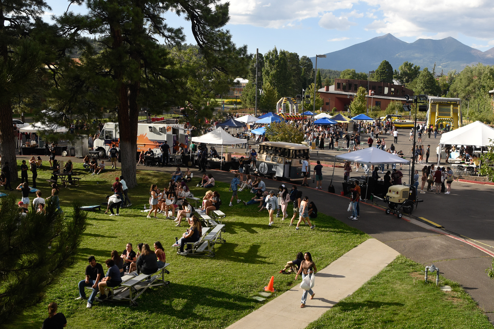 Event attendees crowd the West Union Lawn during SUN Entertainment's Welcome Week Festival, Aug 26. 