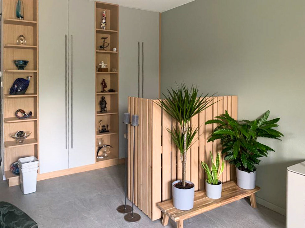 Kastenwand, bureau en ombouw