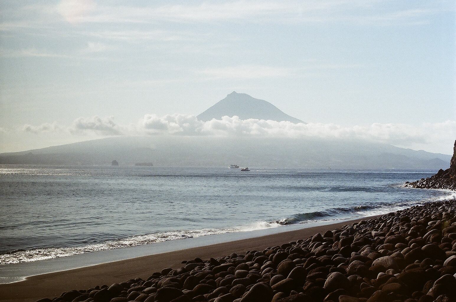 Vista di Pico dall' isola di Faial. 