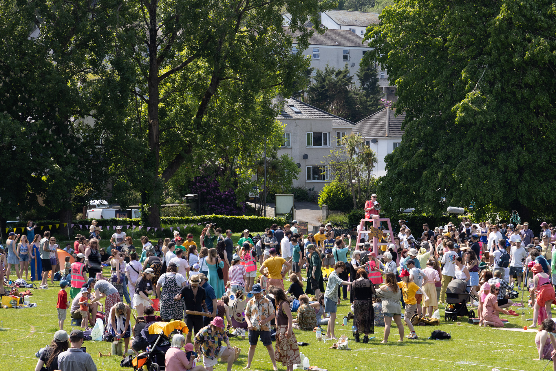 Crowds gather at the Falmouth Worm Charming Championships 2024 in Falmouth, Cornwall. The annual event organised by Georgia Gendall tasks hundreds of competitors in attempting to lure the most worms, this years winning team collected an enormous 32 worms in just 30 minutes. © Luke Williams, 2024. All rights reserved.