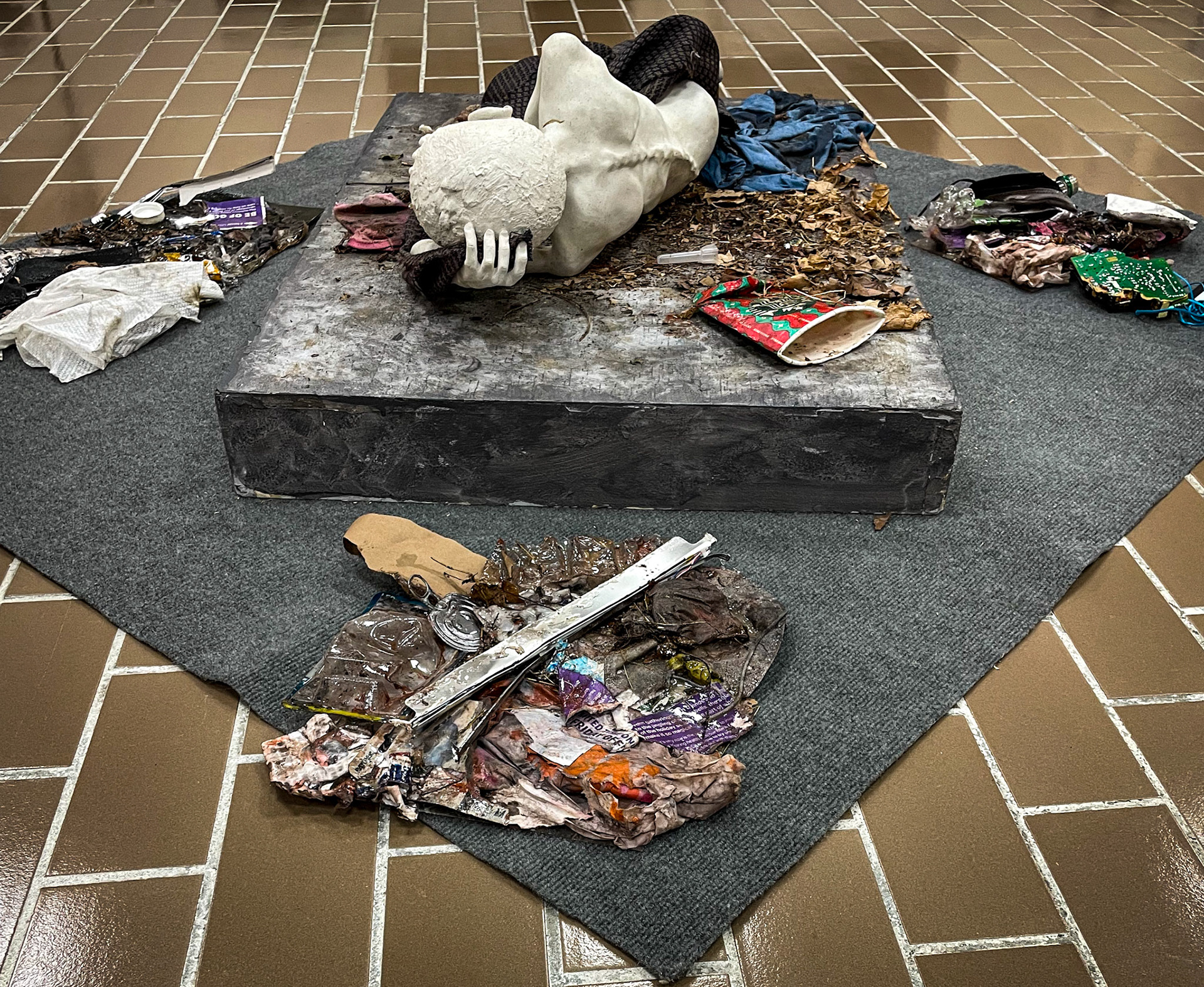 pe·riph·er·al  Resin, porcelain, gold luster, fabric, found objects, street detritus. 2023.