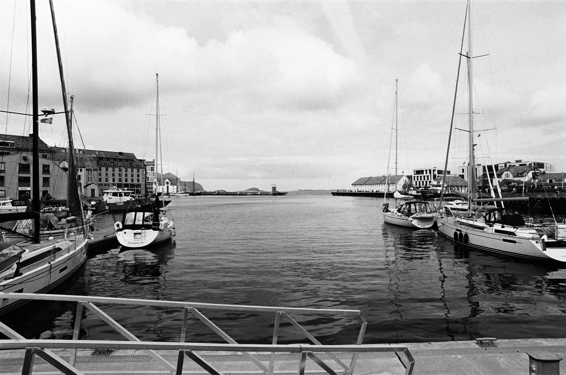 Alesund, Nikon FE, 22mm, Ilford HP5