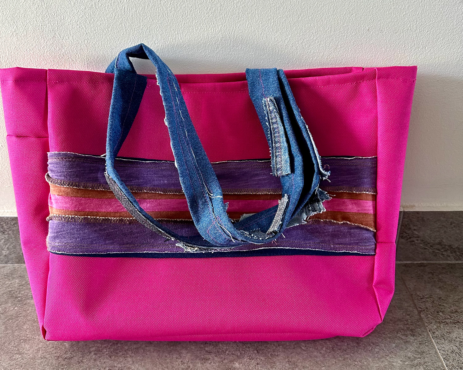 The handles are crafted with second-hand denim scraps. The striped design is from a second-hand tee shirt.