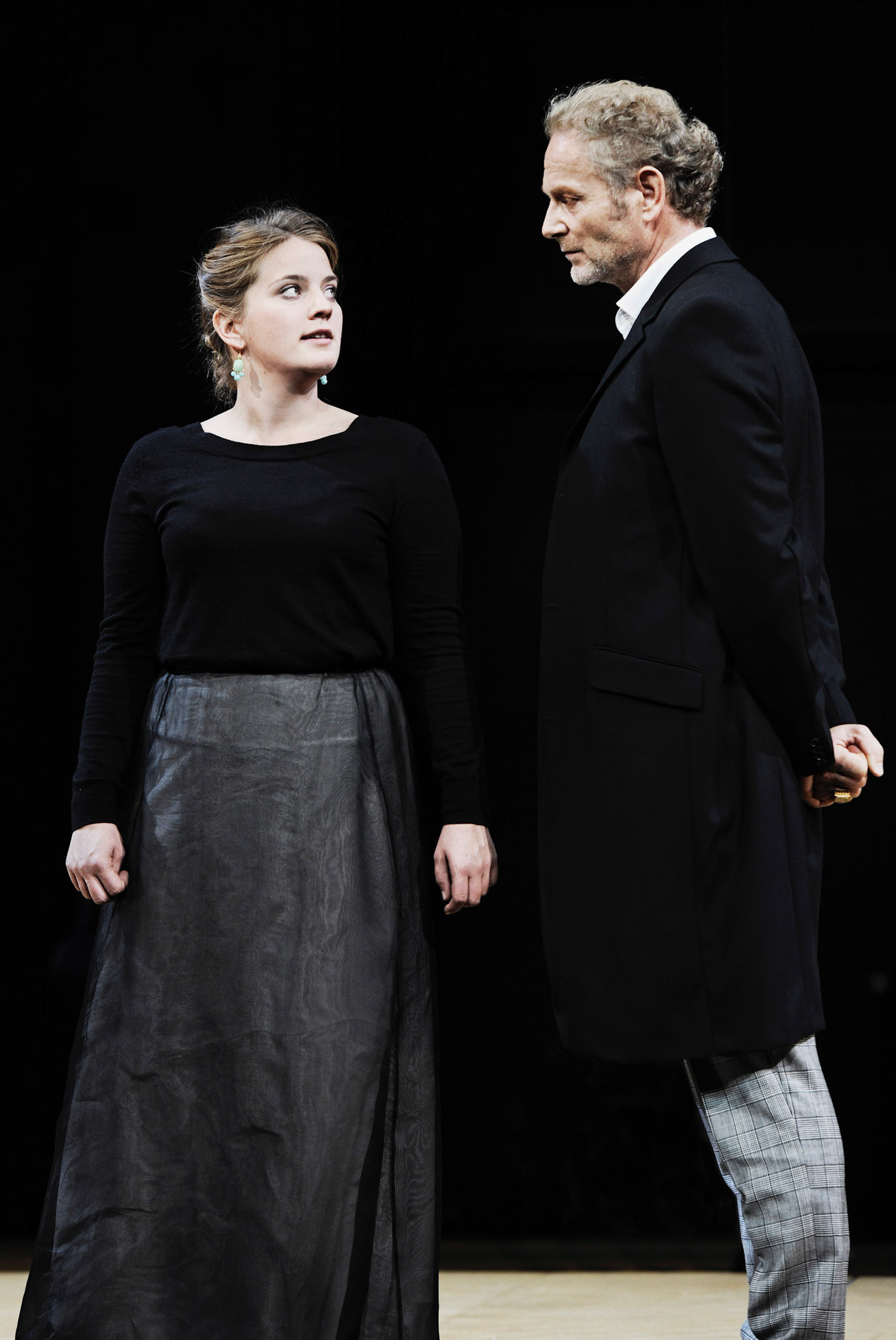 LUZERNER THEATERMARIA STUARTTrauerspiel von Friedrich SchillerPremiere am 10. Oktober 2012 im Luzerner Theater, grosses HausPRODUKTIONSTEAMSabine Auf der Heyde - InszenierungAnn Heine - BühneBarbara Aigner - KostümeJacob Suske - MusikGérard Cleven - LichtUlf Frötzschner - DramaturgieBESETZUNGChristian Baus - PauletDaniela Britt - Hanna KennedyWiebke Kayser - ElisabethJuliane Lang - Maria StuartPhilipp Oehme - LeicesterHajo Tuschy - MortimerHorst Warning - ShrewsburyJürg Wisbach - BurleighSamuel Zumbühl - Davison/Aubespine
