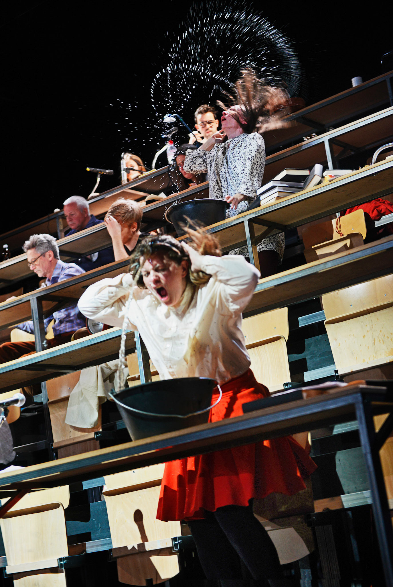 JOHANNA!LUZERNER THEATERPremiere: 28. März 2014PRODUKTIONSTEAMSabine Auf der Heyde InszenierungAnn Heine BühneBarbara Aigner KostümeJacob Suske MusikGérard Cleven LichtUlf Frötzschner DramaturgieBESETZUNGDaniela Britt, Jeanne Devos, Iana Huber, Wiebke Kayser, Juliane Lang