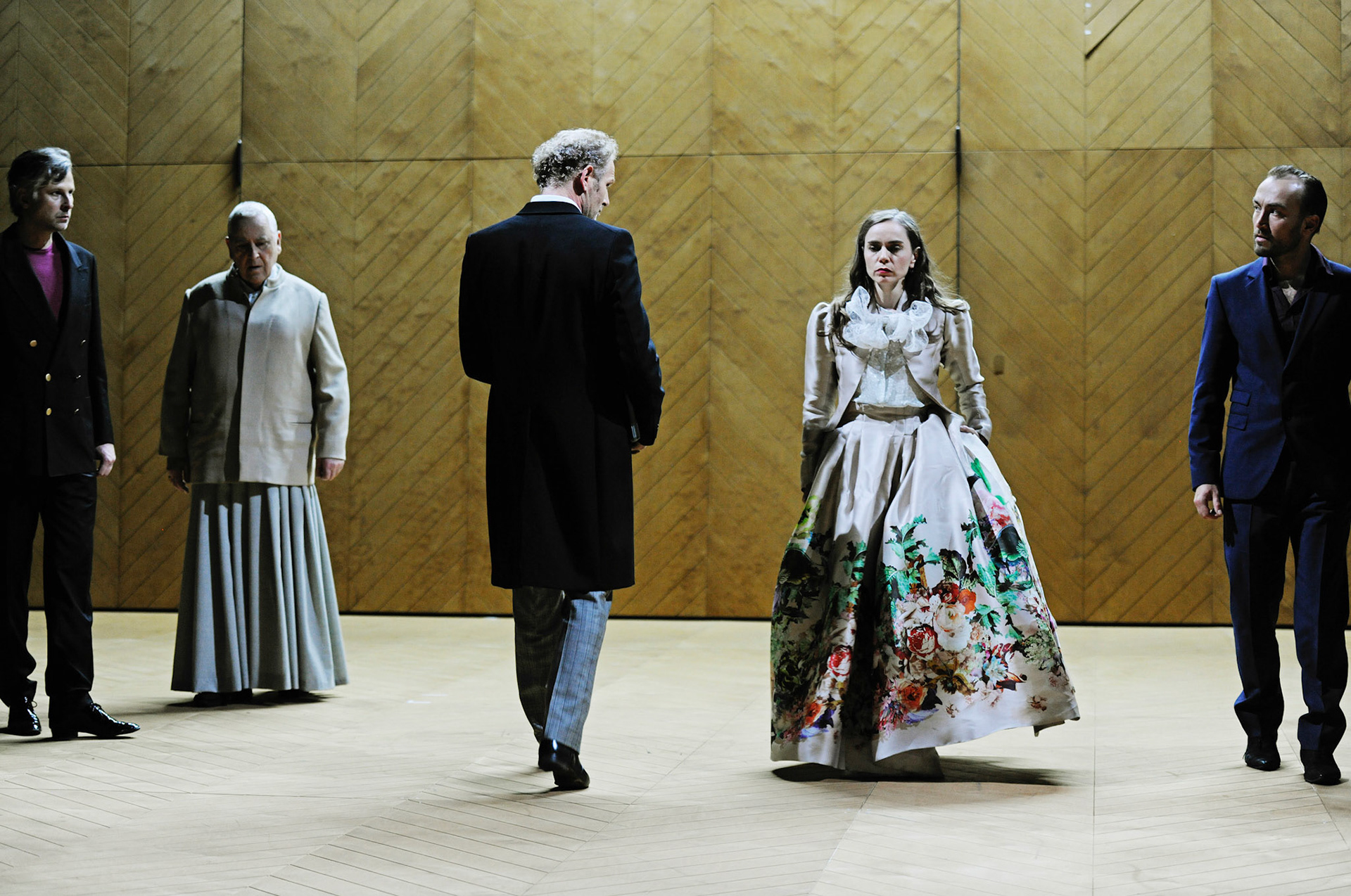LUZERNER THEATERMARIA STUARTTrauerspiel von Friedrich SchillerPremiere am 10. Oktober 2012 im Luzerner Theater, grosses HausPRODUKTIONSTEAMSabine Auf der Heyde - InszenierungAnn Heine - BühneBarbara Aigner - KostümeJacob Suske - MusikGérard Cleven - LichtUlf Frötzschner - DramaturgieBESETZUNGChristian Baus - PauletDaniela Britt - Hanna KennedyWiebke Kayser - ElisabethJuliane Lang - Maria StuartPhilipp Oehme - LeicesterHajo Tuschy - MortimerHorst Warning - ShrewsburyJürg Wisbach - BurleighSamuel Zumbühl - Davison/Aubespine