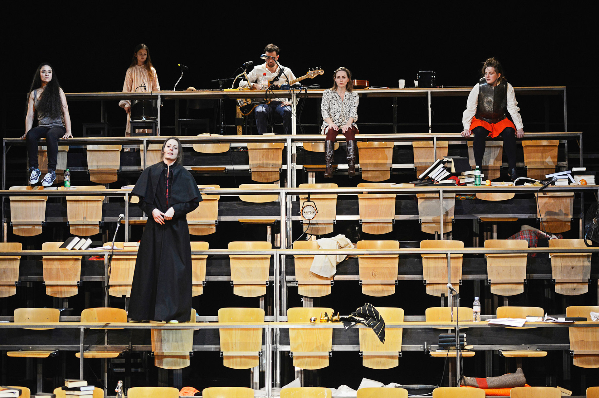 JOHANNA!LUZERNER THEATERPremiere: 28. März 2014PRODUKTIONSTEAMSabine Auf der Heyde InszenierungAnn Heine BühneBarbara Aigner KostümeJacob Suske MusikGérard Cleven LichtUlf Frötzschner DramaturgieBESETZUNGDaniela Britt, Jeanne Devos, Iana Huber, Wiebke Kayser, Juliane Lang