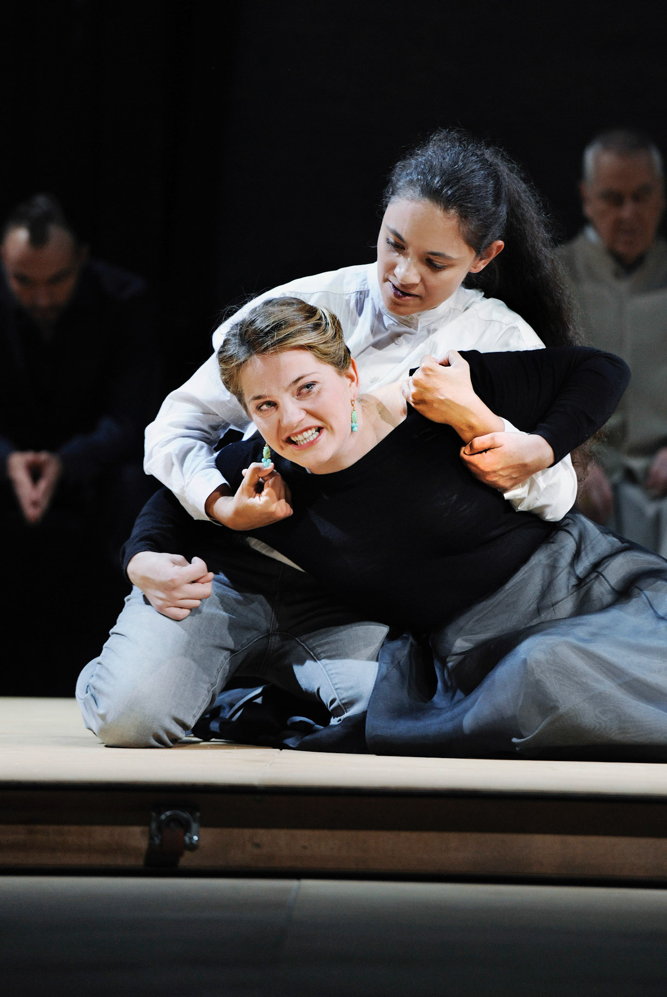 LUZERNER THEATERMARIA STUARTTrauerspiel von Friedrich SchillerPremiere am 10. Oktober 2012 im Luzerner Theater, grosses HausPRODUKTIONSTEAMSabine Auf der Heyde - InszenierungAnn Heine - BühneBarbara Aigner - KostümeJacob Suske - MusikGérard Cleven - LichtUlf Frötzschner - DramaturgieBESETZUNGChristian Baus - PauletDaniela Britt - Hanna KennedyWiebke Kayser - ElisabethJuliane Lang - Maria StuartPhilipp Oehme - LeicesterHajo Tuschy - MortimerHorst Warning - ShrewsburyJürg Wisbach - BurleighSamuel Zumbühl - Davison/Aubespine