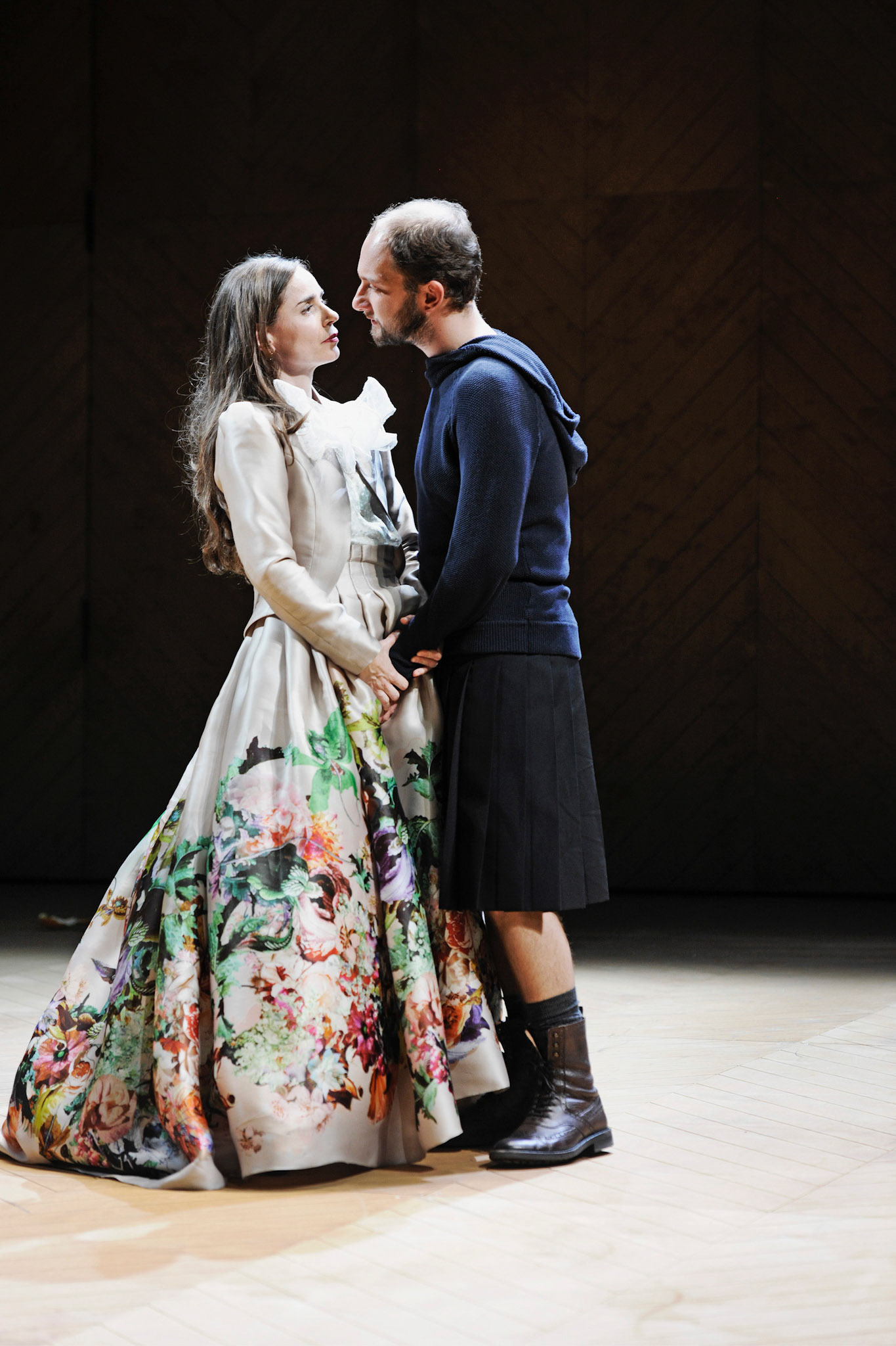 LUZERNER THEATERMARIA STUARTTrauerspiel von Friedrich SchillerPremiere am 10. Oktober 2012 im Luzerner Theater, grosses HausPRODUKTIONSTEAMSabine Auf der Heyde - InszenierungAnn Heine - BühneBarbara Aigner - KostümeJacob Suske - MusikGérard Cleven - LichtUlf Frötzschner - DramaturgieBESETZUNGChristian Baus - PauletDaniela Britt - Hanna KennedyWiebke Kayser - ElisabethJuliane Lang - Maria StuartPhilipp Oehme - LeicesterHajo Tuschy - MortimerHorst Warning - ShrewsburyJürg Wisbach - BurleighSamuel Zumbühl - Davison/Aubespine