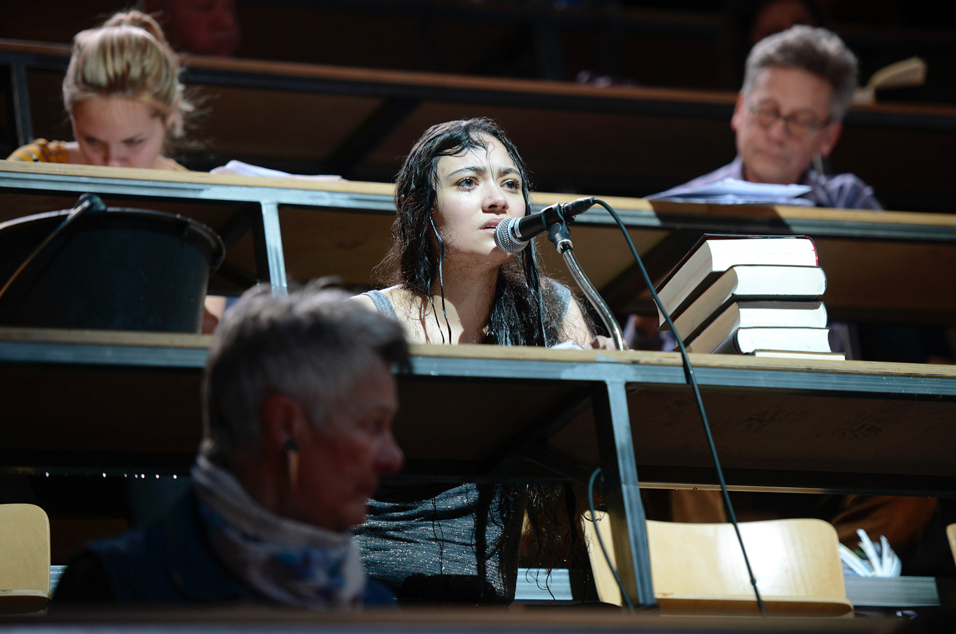 JOHANNA!LUZERNER THEATERPremiere: 28. März 2014PRODUKTIONSTEAMSabine Auf der Heyde InszenierungAnn Heine BühneBarbara Aigner KostümeJacob Suske MusikGérard Cleven LichtUlf Frötzschner DramaturgieBESETZUNGDaniela Britt, Jeanne Devos, Iana Huber, Wiebke Kayser, Juliane Lang