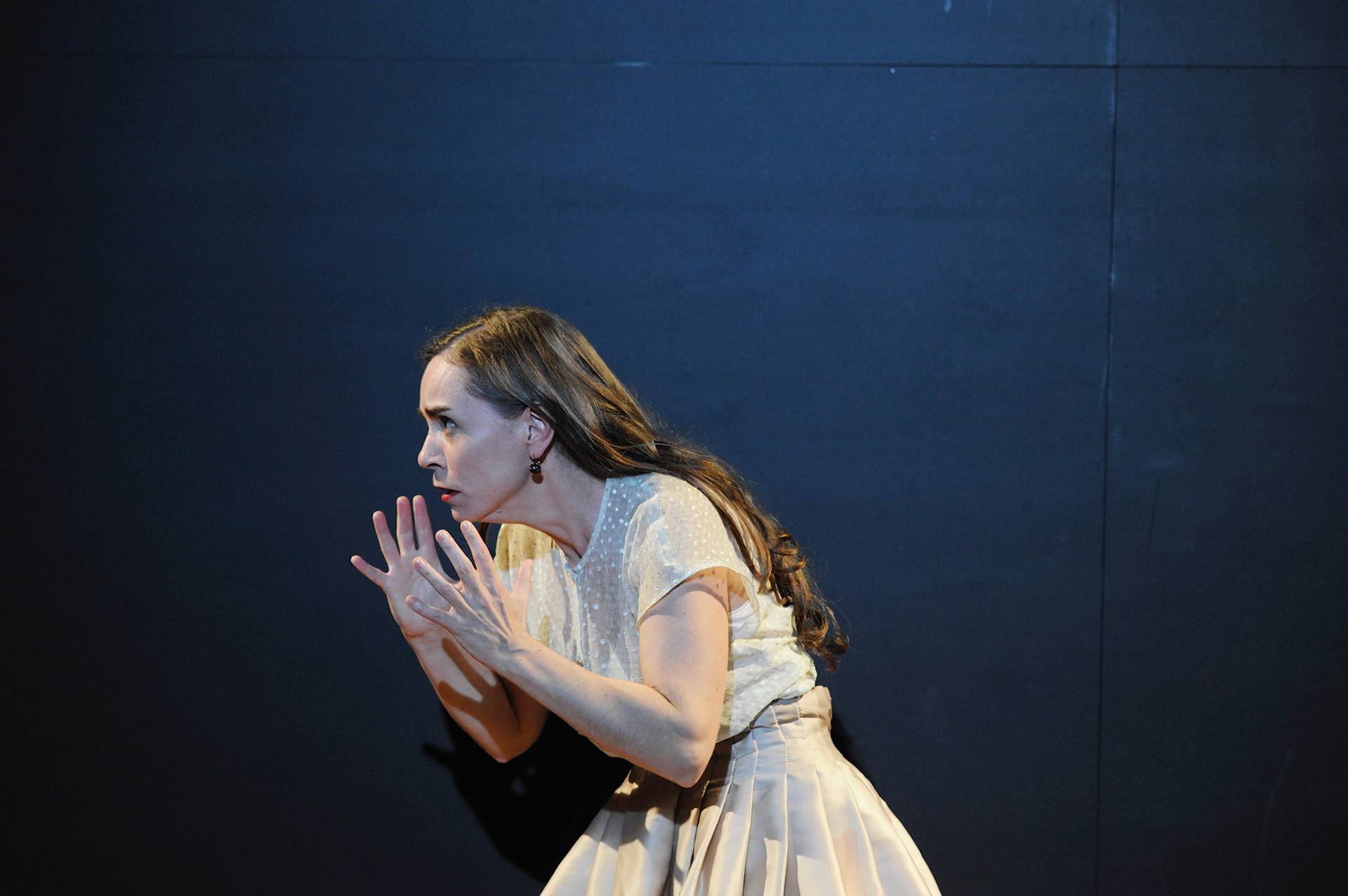 LUZERNER THEATERMARIA STUARTTrauerspiel von Friedrich SchillerPremiere am 10. Oktober 2012 im Luzerner Theater, grosses HausPRODUKTIONSTEAMSabine Auf der Heyde - InszenierungAnn Heine - BühneBarbara Aigner - KostümeJacob Suske - MusikGérard Cleven - LichtUlf Frötzschner - DramaturgieBESETZUNGChristian Baus - PauletDaniela Britt - Hanna KennedyWiebke Kayser - ElisabethJuliane Lang - Maria StuartPhilipp Oehme - LeicesterHajo Tuschy - MortimerHorst Warning - ShrewsburyJürg Wisbach - BurleighSamuel Zumbühl - Davison/Aubespine