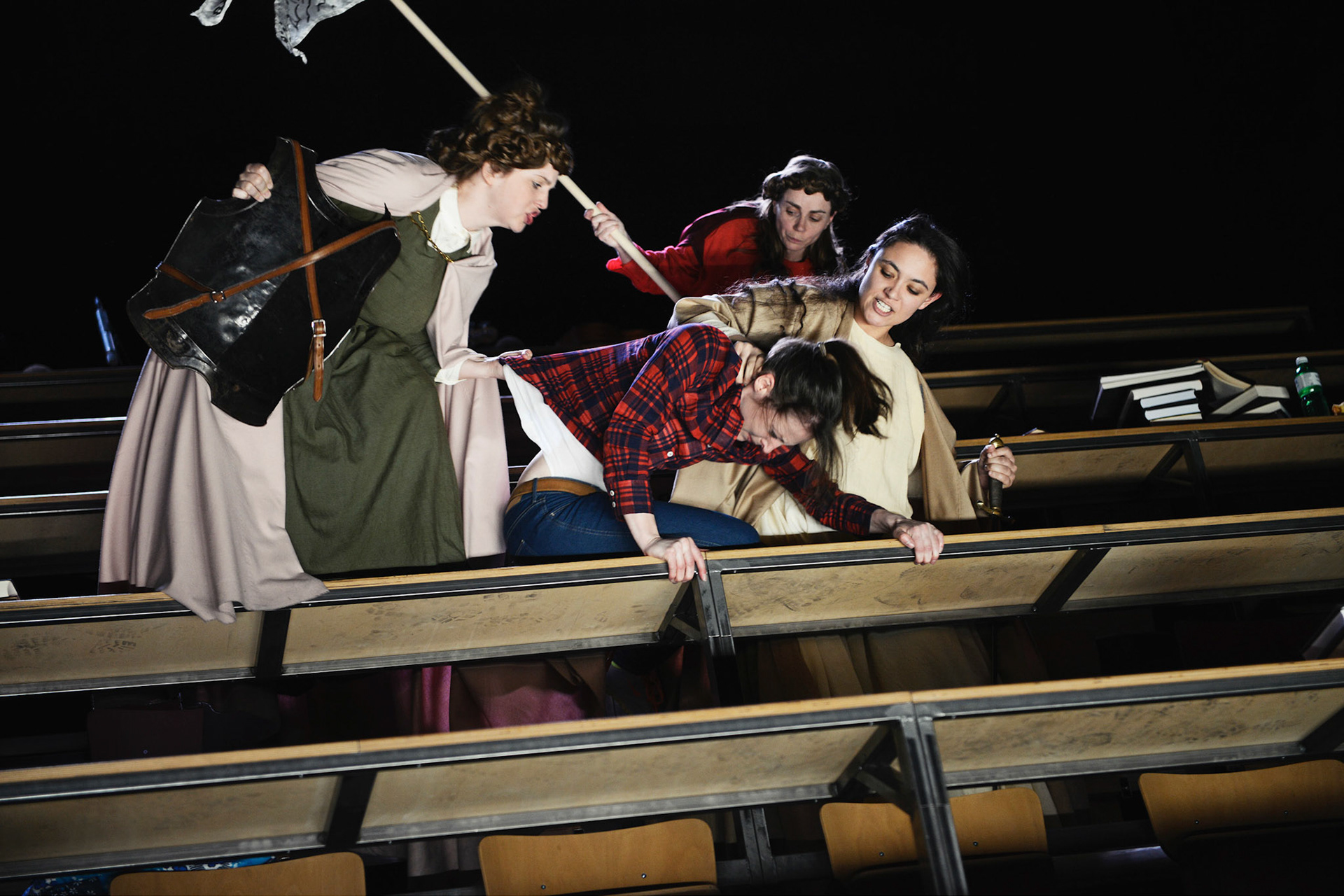 JOHANNA!LUZERNER THEATERPremiere: 28. März 2014PRODUKTIONSTEAMSabine Auf der Heyde InszenierungAnn Heine BühneBarbara Aigner KostümeJacob Suske MusikGérard Cleven LichtUlf Frötzschner DramaturgieBESETZUNGDaniela Britt, Jeanne Devos, Iana Huber, Wiebke Kayser, Juliane Lang