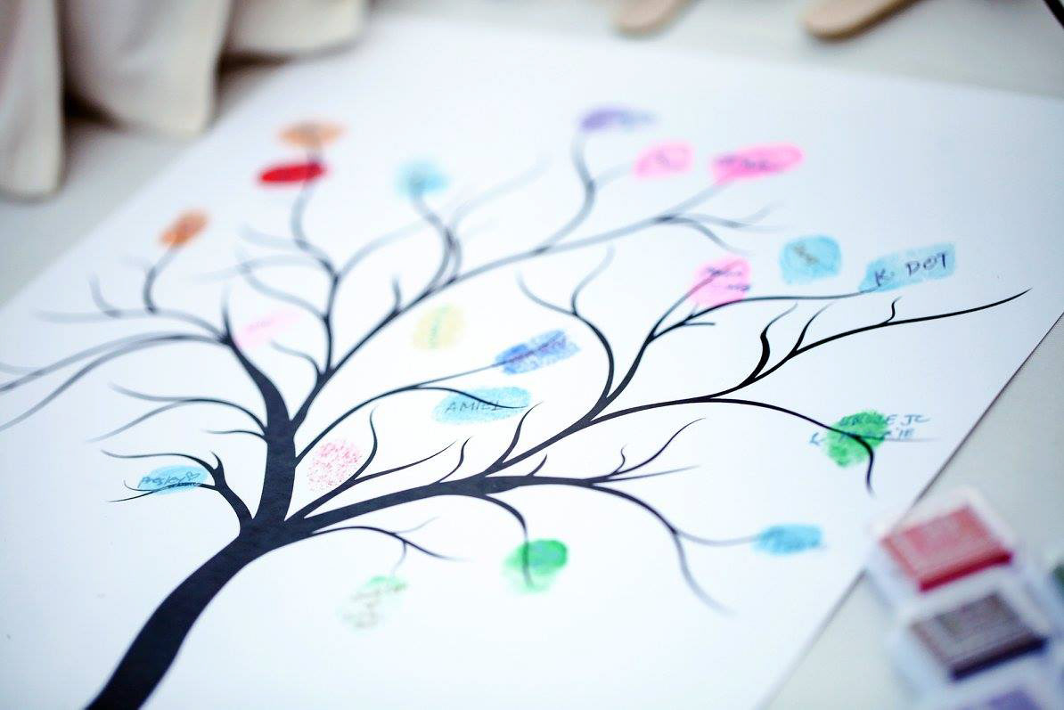 Created a tree without leaves for guests' thumb marks