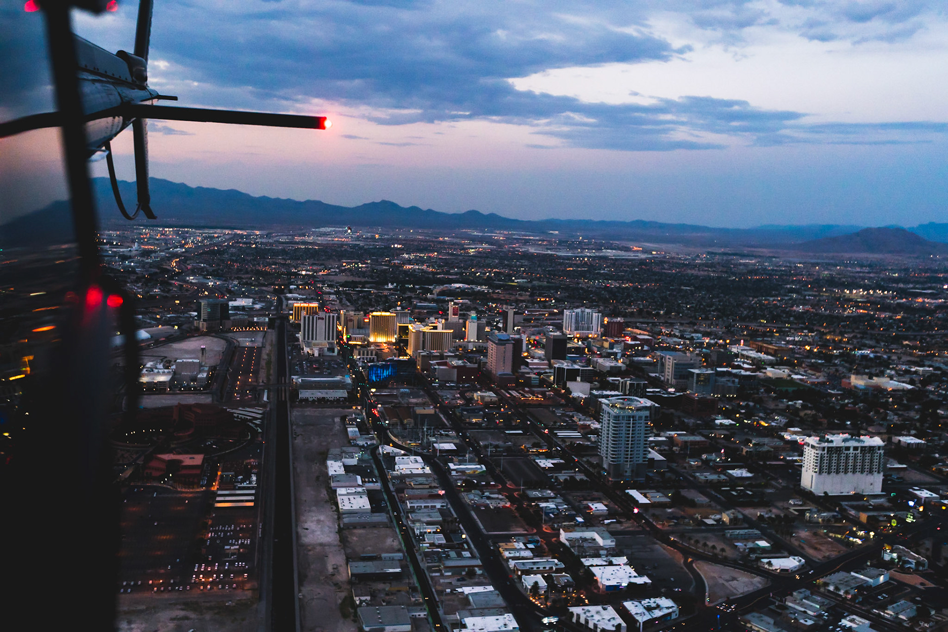 #LasVegas #FlyHelicopter #AerialPhotography #Flynyon