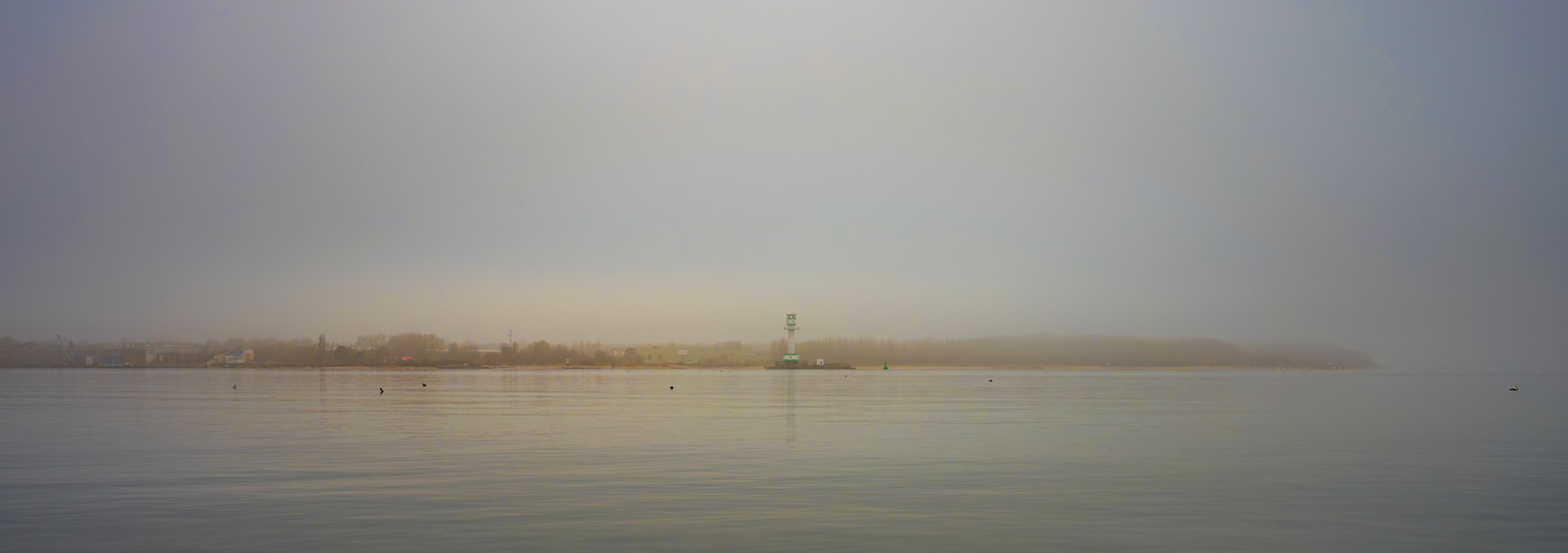 Fernes Licht - Manchmal bleibt am Horizont nur eine Ahnung von Licht und Ufer, aber sie ist vorhanden.©Mirko Fleitmann