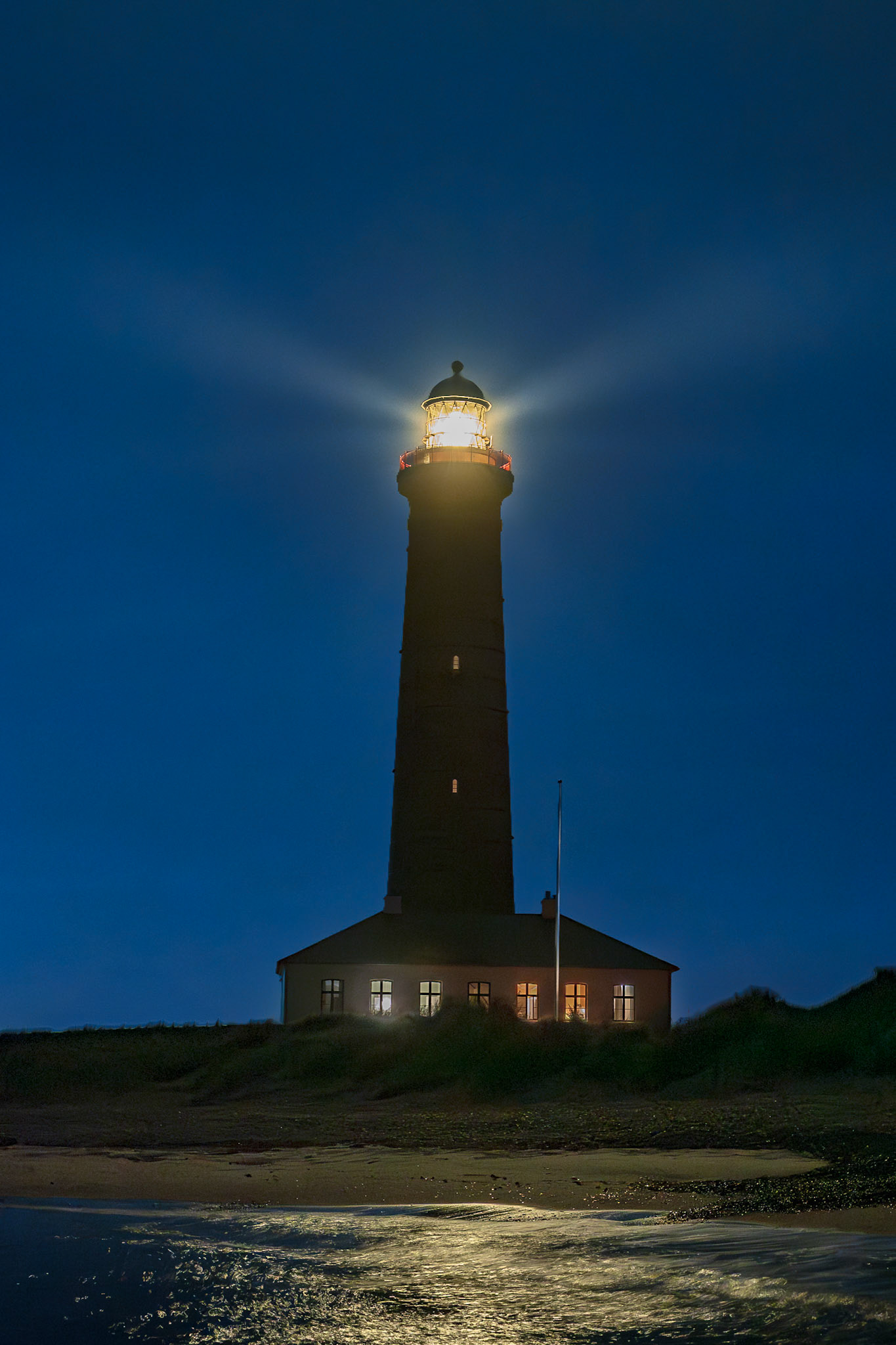 Licht in der Nacht - Ein Licht hält Wache, wenn die Küste im Dunkel versinkt.@Mirko Fleitmann
