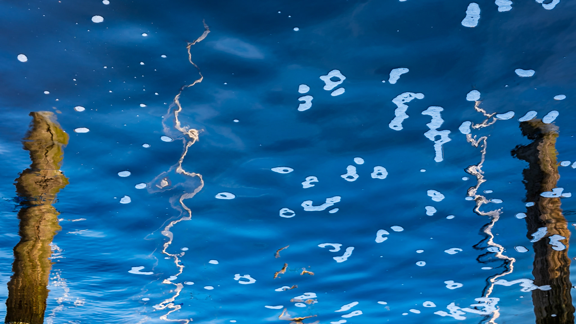 Zeichen im Wasser - Das Wasser spricht in Zeichen. Kaum glaubt man sie zu verstehen, ordnet sich sein Geheimnis neu.@Mirko Fleitmann