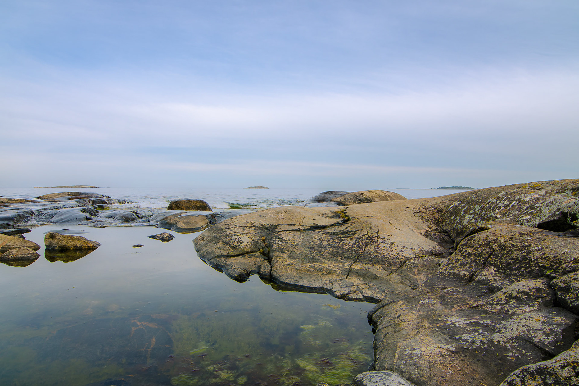 Zwischen Fels und Wasser - Als bewahrte der Stein eine Erinnerung, die das Wasser längst vergessen hat. Für einen Moment berühren sich ihre Zeiten.@Mirko Fleitmann