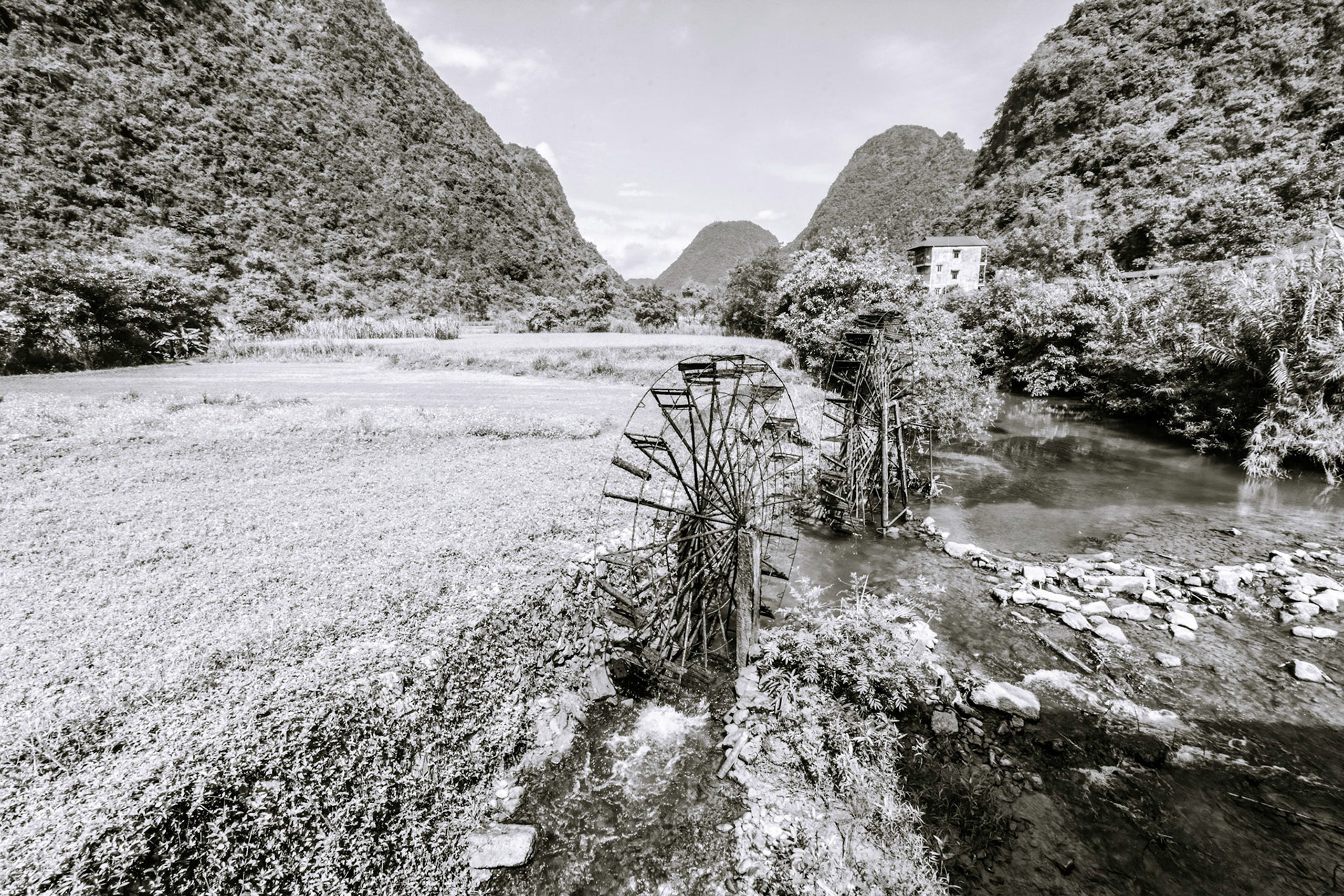 Mộ Kim Đồng (Kim Đồng Monument)
