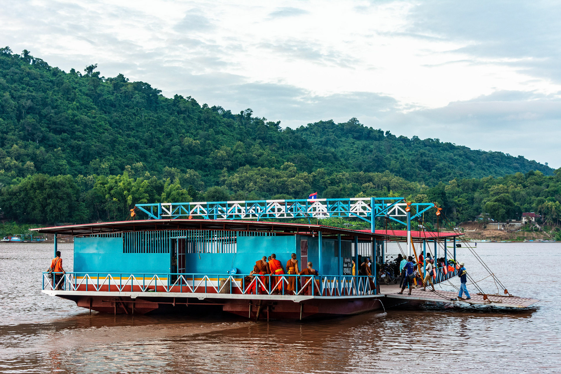 Cross river ferry