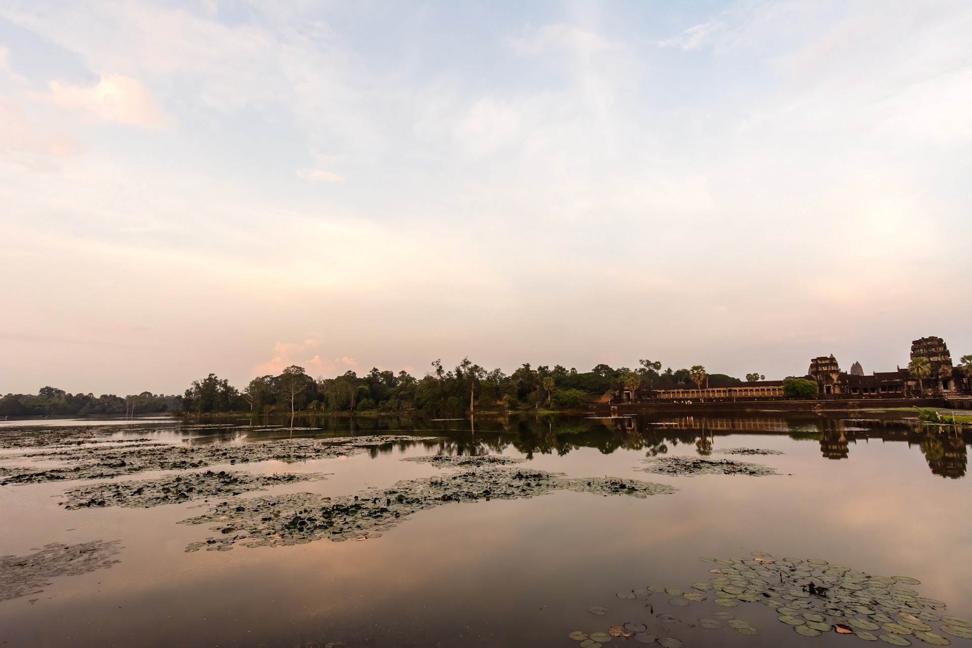 West side of Angkor Wat - ក្លោងទ្វារធំ អង្គរវត្ត