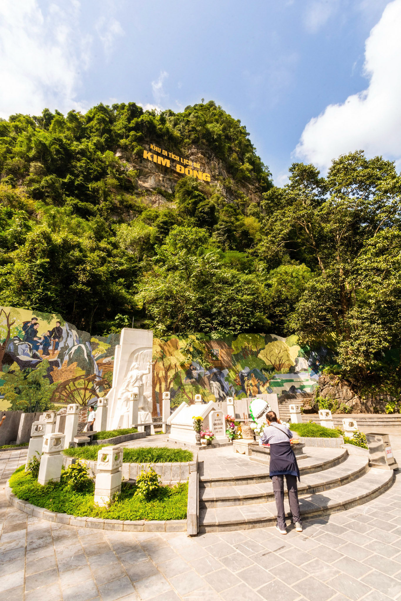 Mộ Kim Đồng (Kim Đồng Monument)