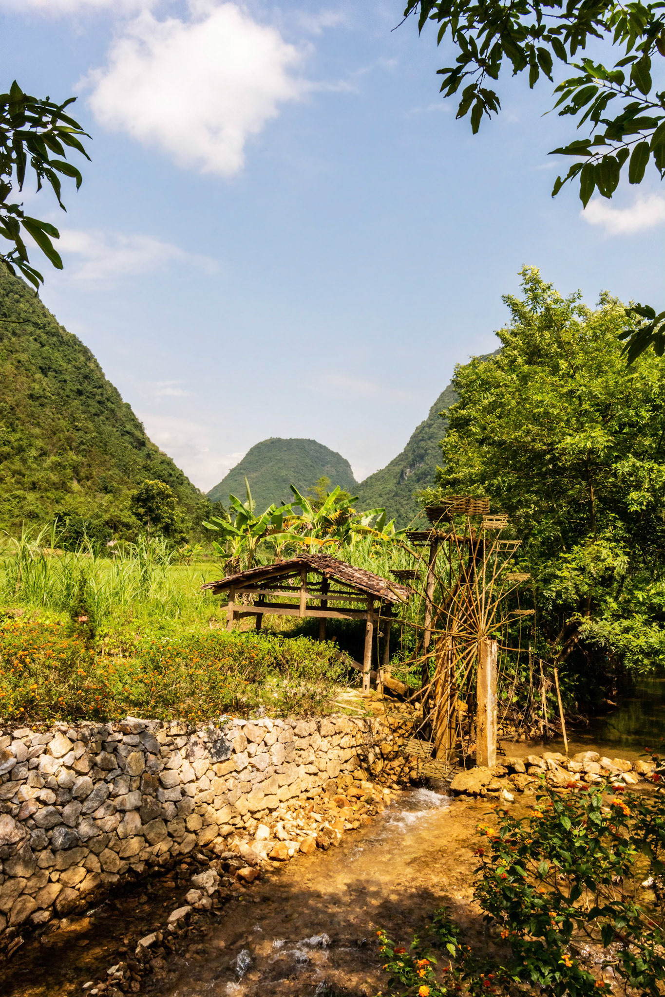 Mộ Kim Đồng (Kim Đồng Monument)