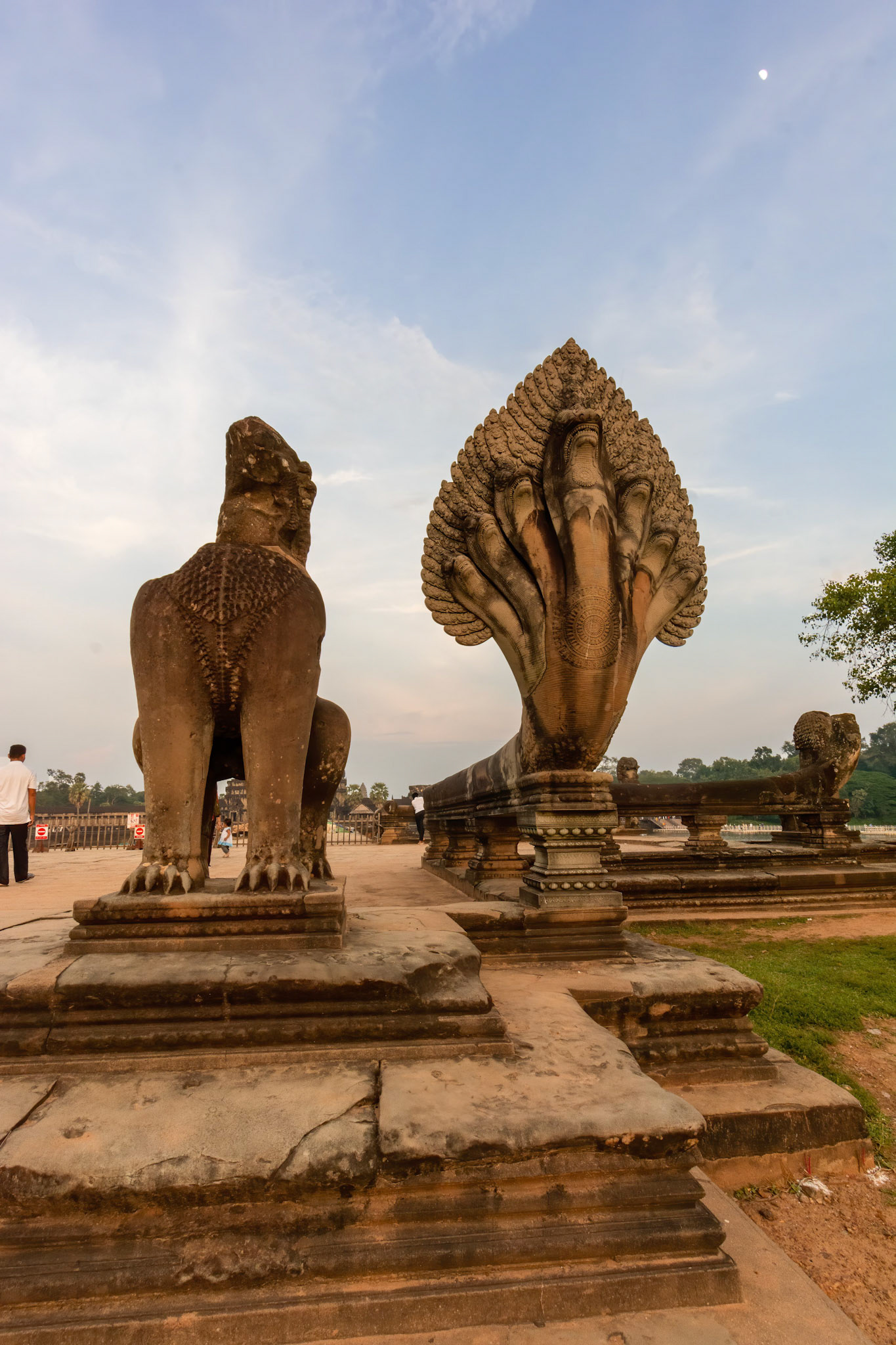 West side of Angkor Wat - ក្លោងទ្វារធំ អង្គរវត្ត