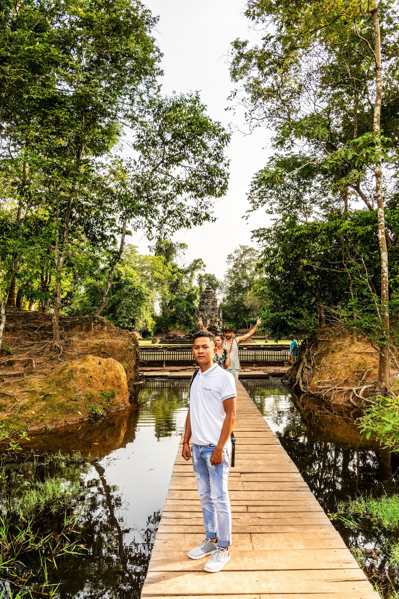 Walkway to Neak Poun - ប្រាសាទនាគព័ន្ធ