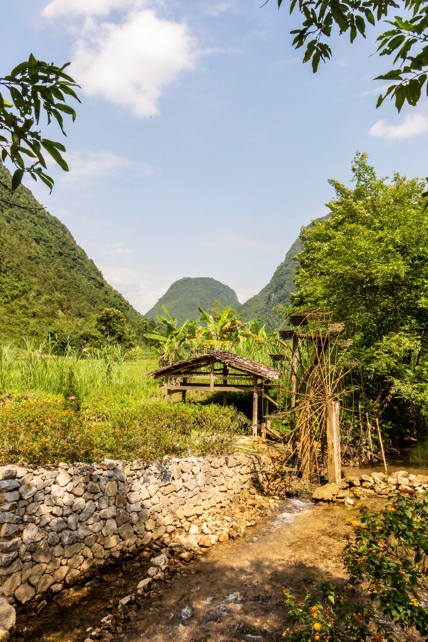 Mộ Kim Đồng (Kim Đồng Monument)