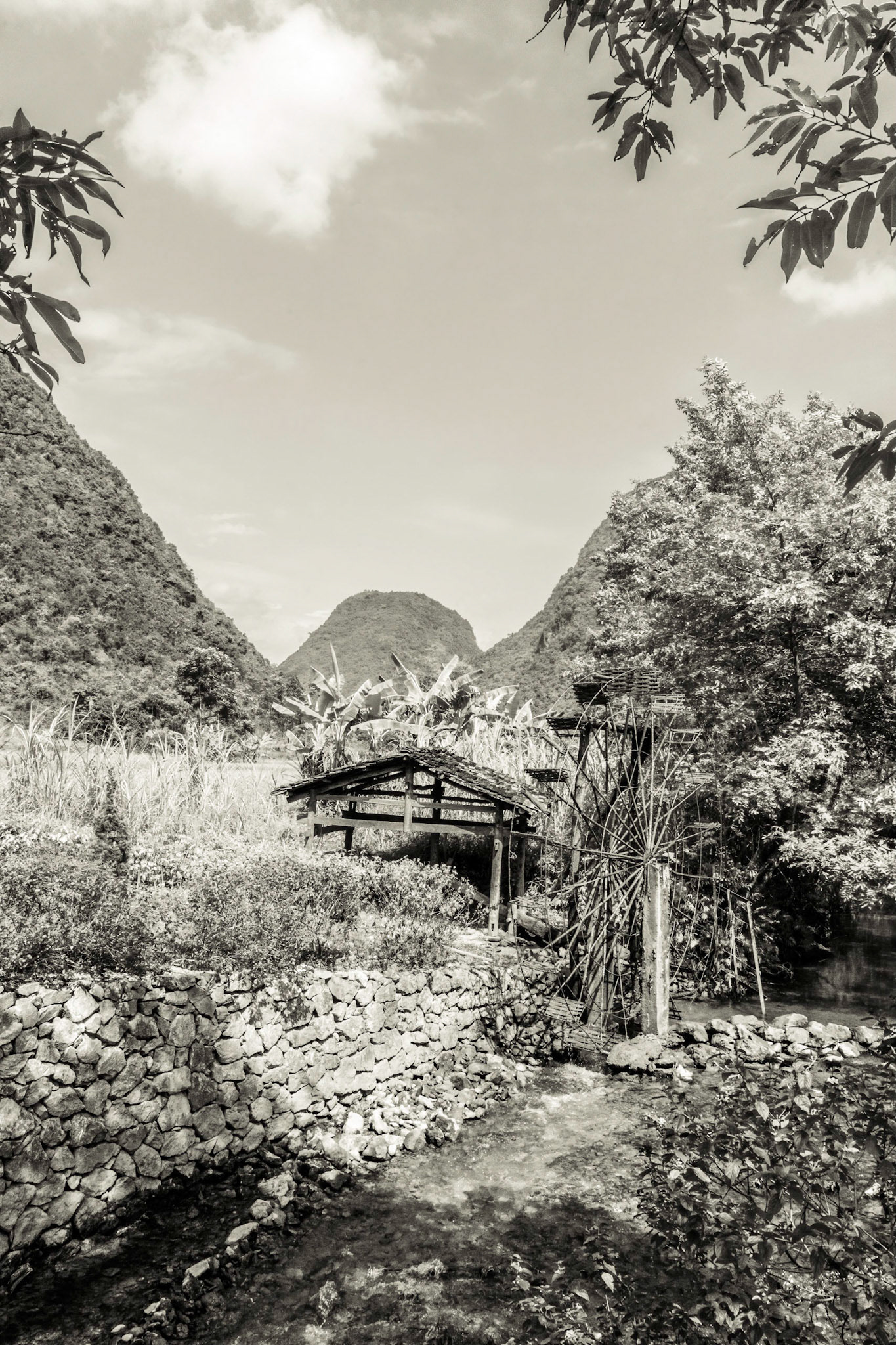 Mộ Kim Đồng (Kim Đồng Monument)