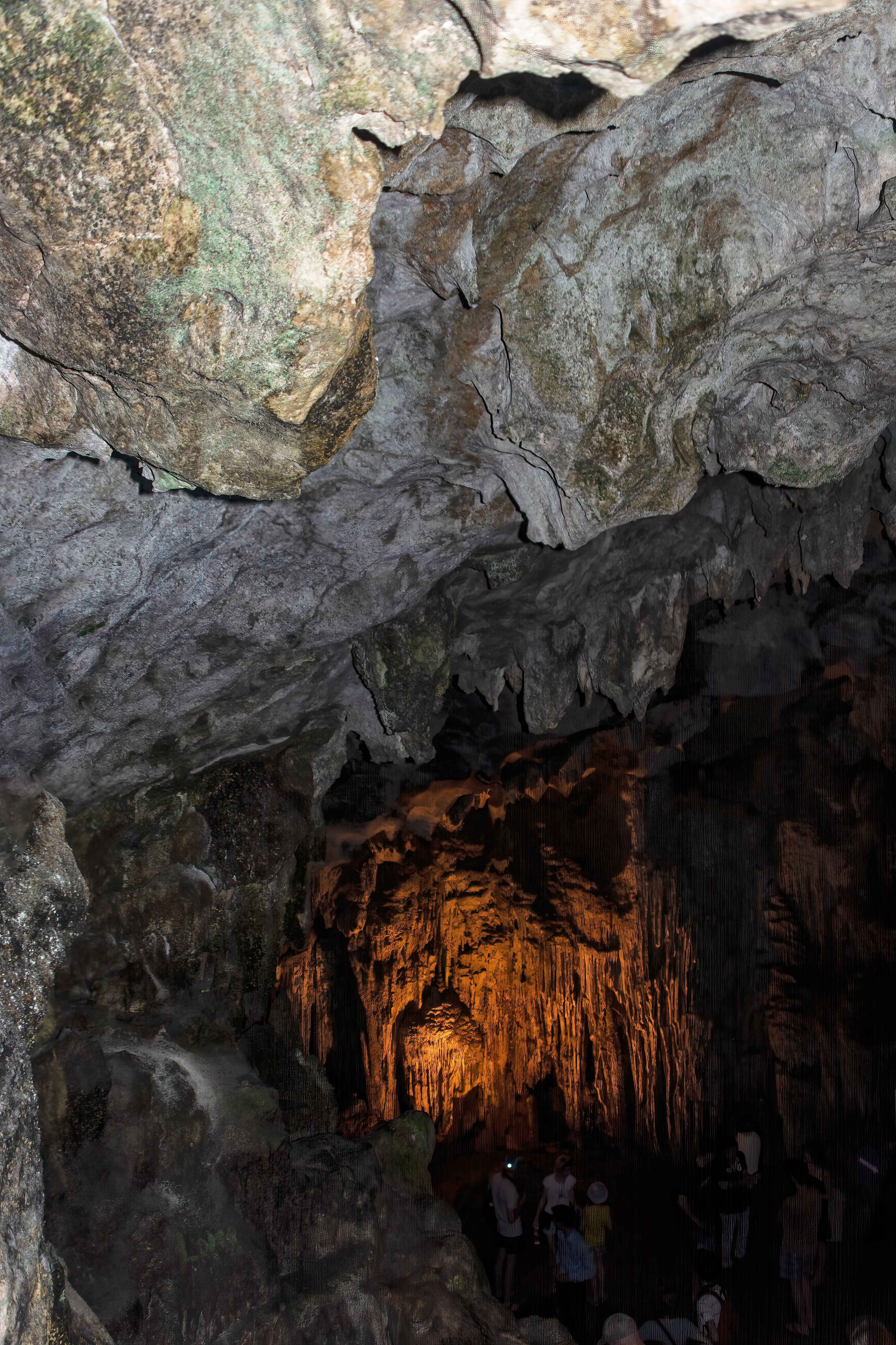 Sung Sot (Surprise) Cave