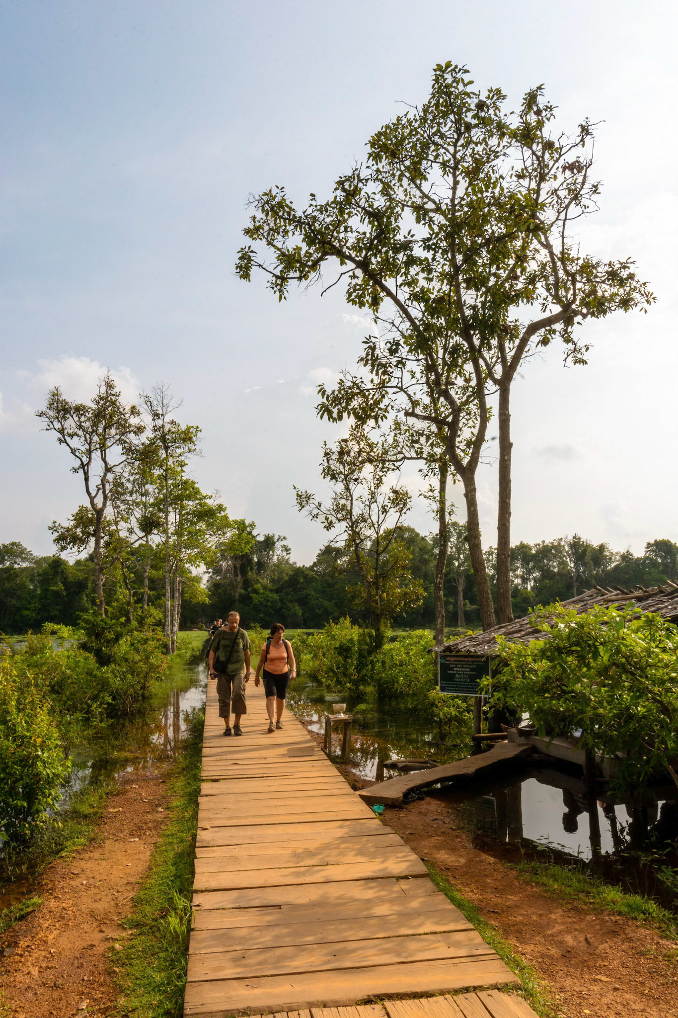 Walkway to Neak Poun - ប្រាសាទនាគព័ន្ធ