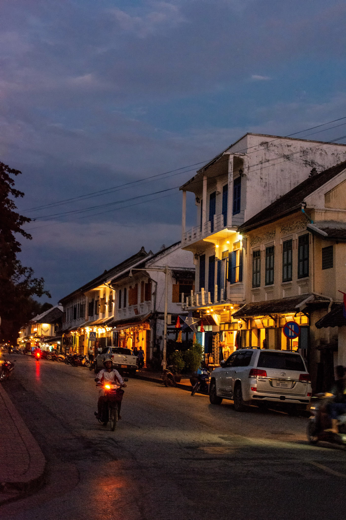 Looking down Sisavangvong Road