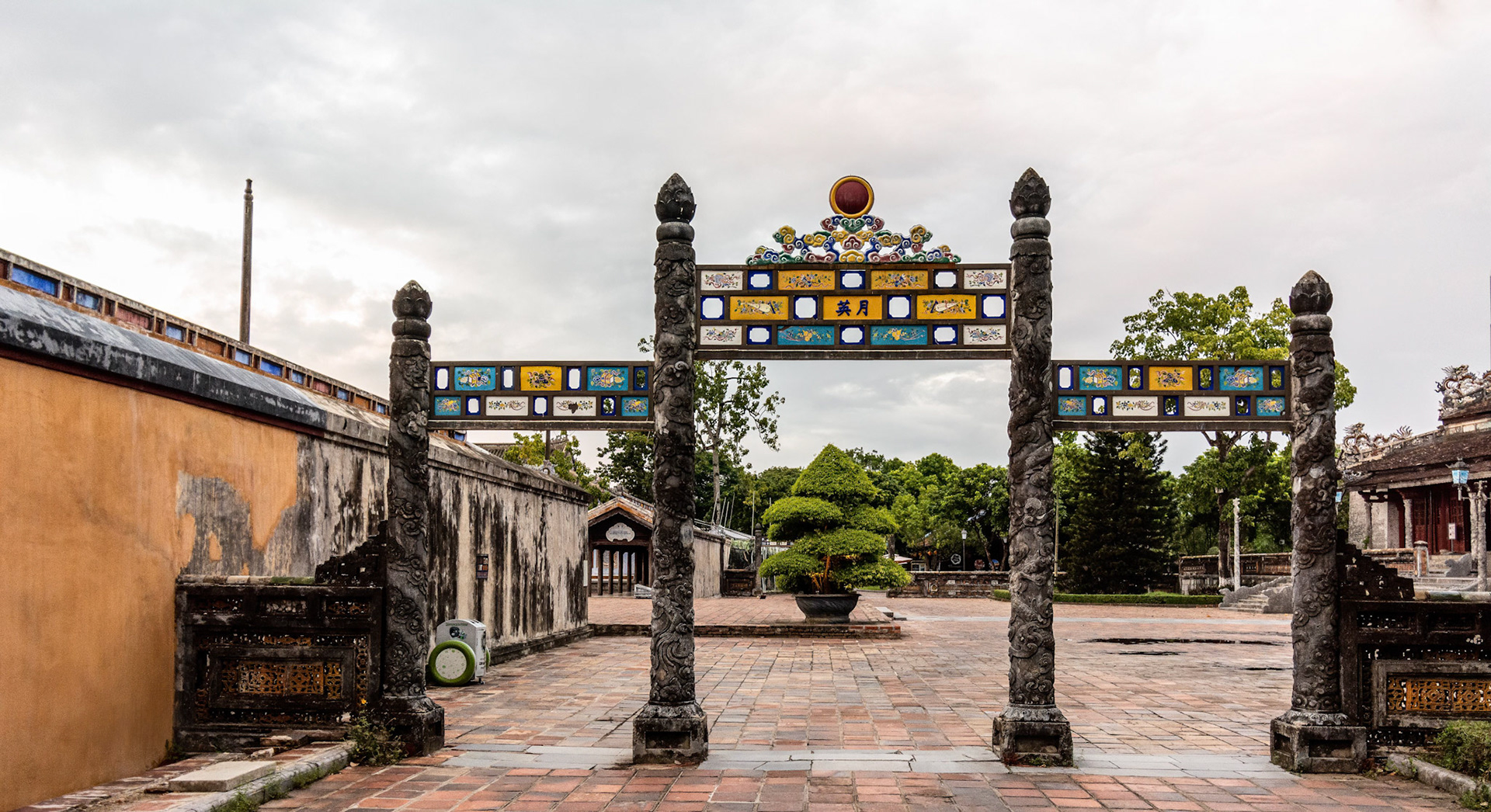 Nghi môn Nguyệt Anh