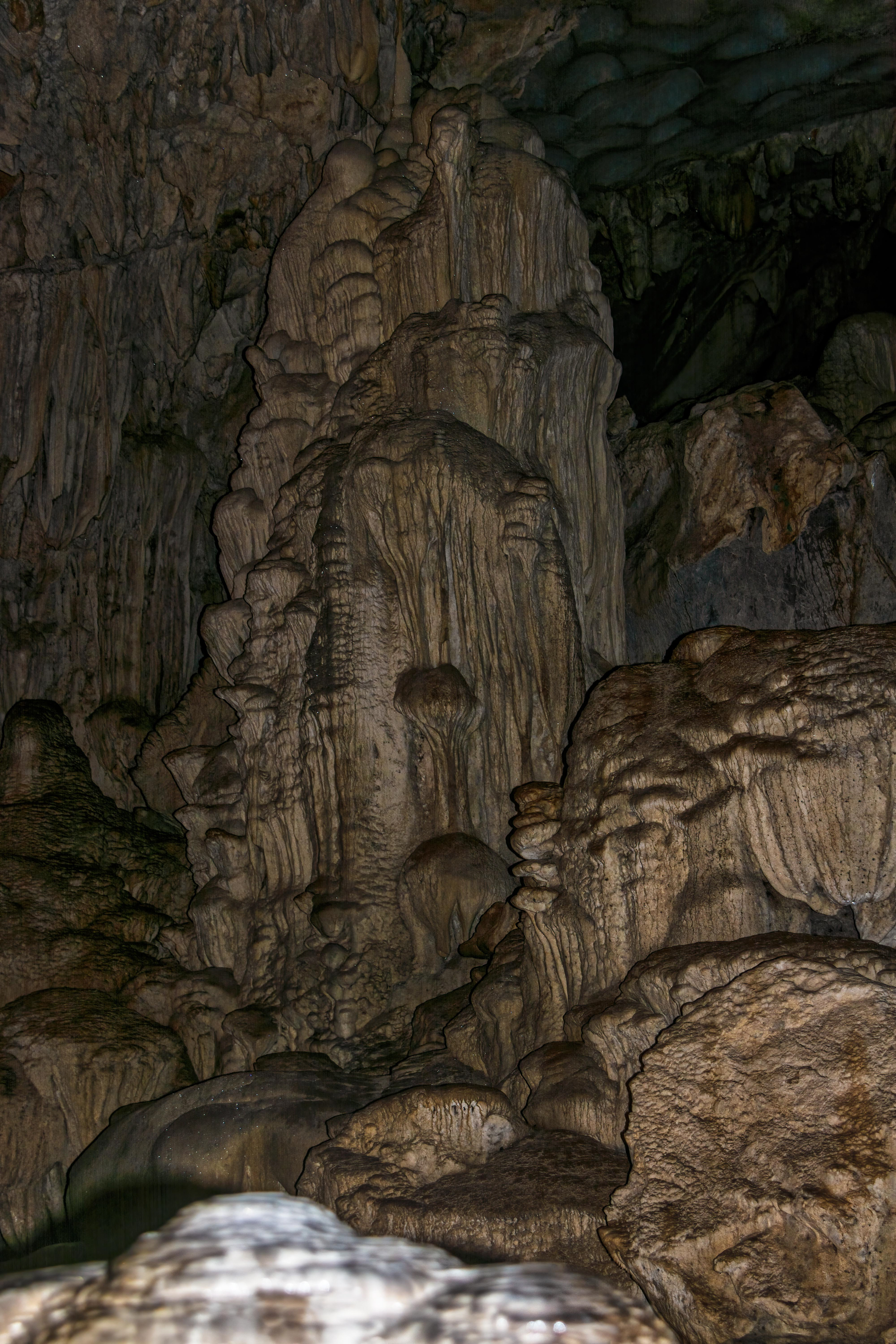 Sung Sot (Surprise) Cave