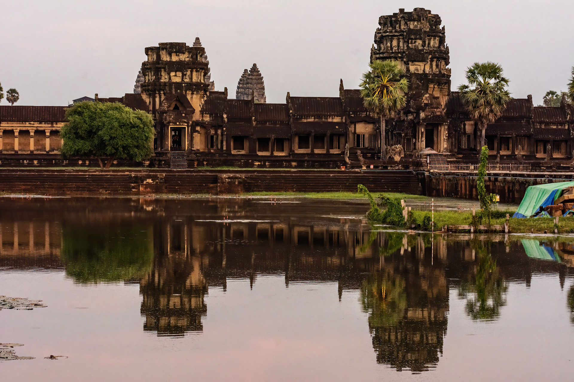 West side of Angkor Wat - ក្លោងទ្វារធំ អង្គរវត្ត