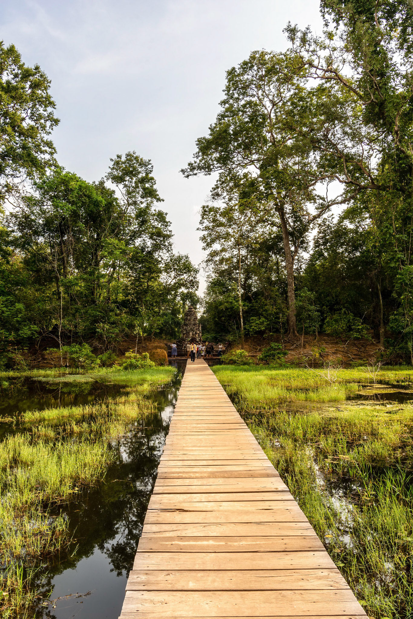 Walkway to Neak Poun - ប្រាសាទនាគព័ន្ធ