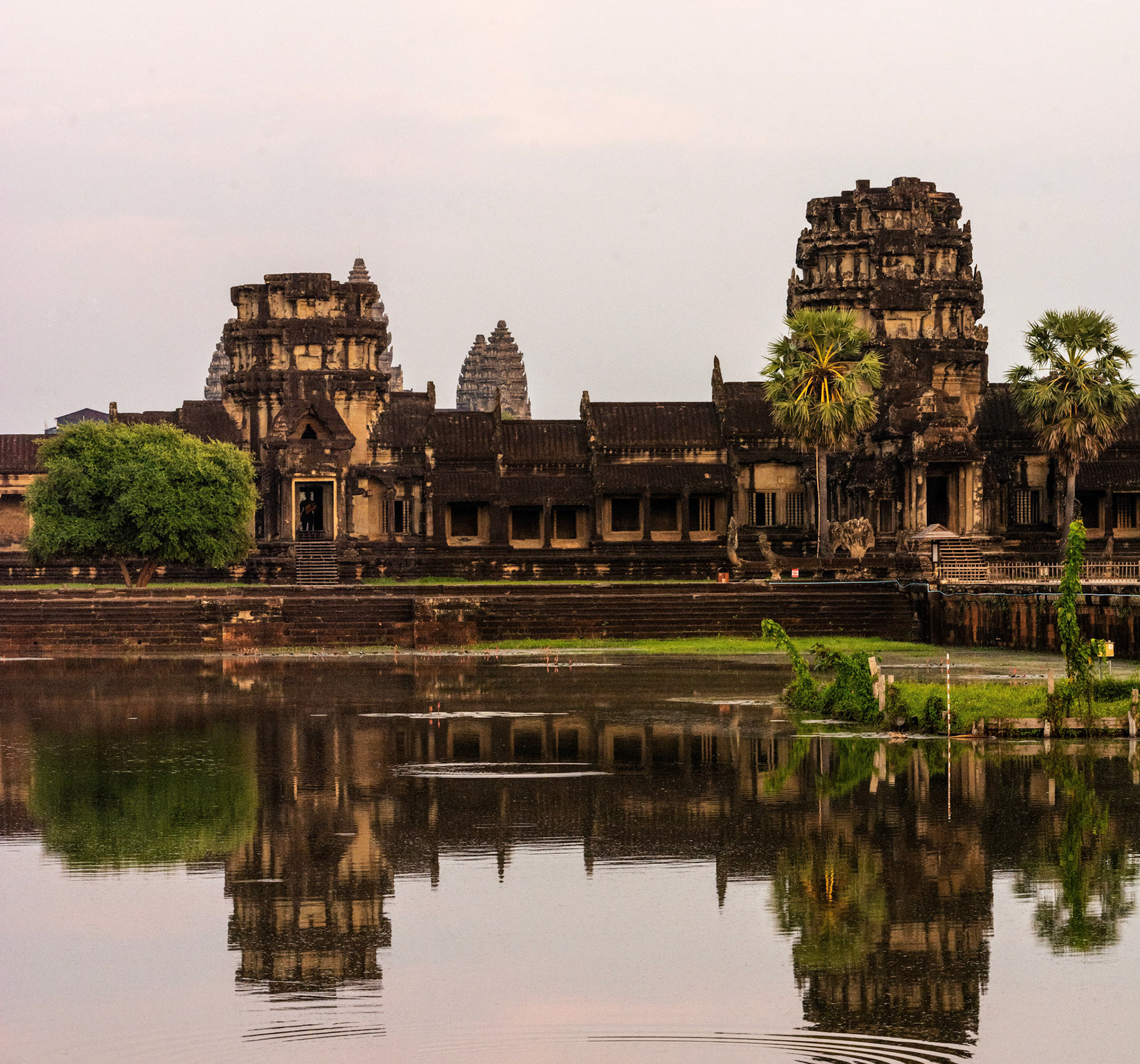 West side of Angkor Wat - ក្លោងទ្វារធំ អង្គរវត្ត