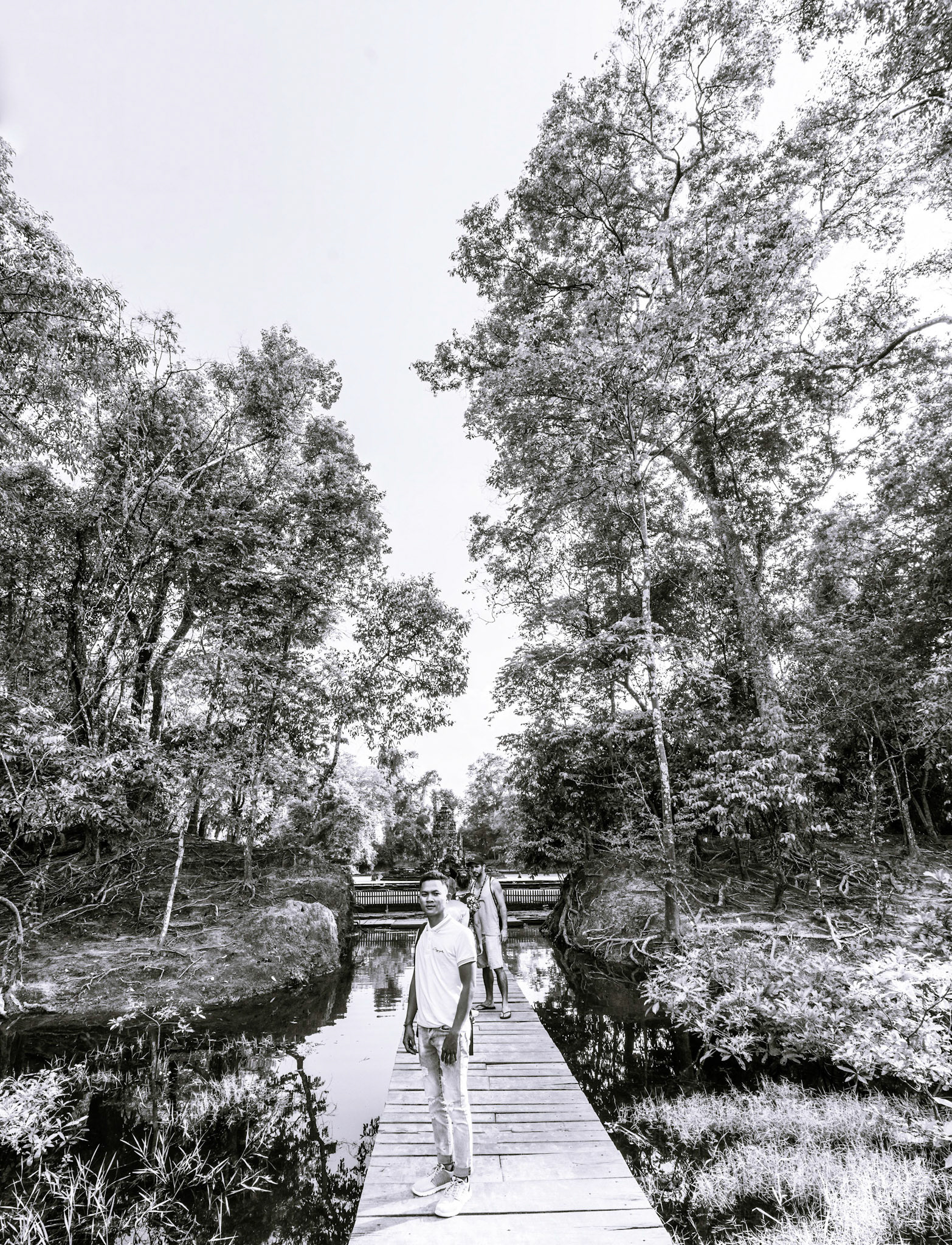 Walkway to Neak Poun - ប្រាសាទនាគព័ន្ធ