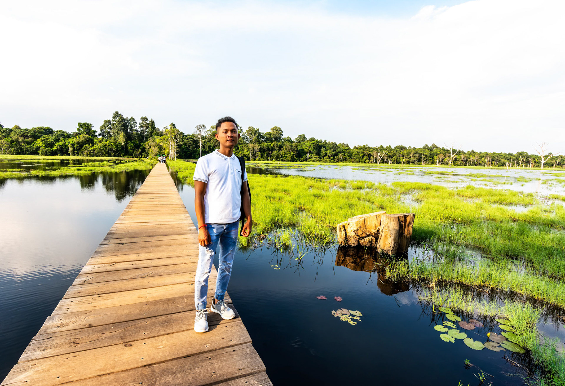 Walkway to Neak Poun - ប្រាសាទនាគព័ន្ធ