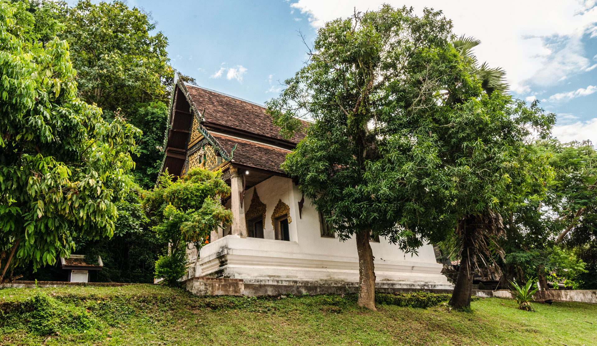 Wat Pa Huak, Sisavangvong Road