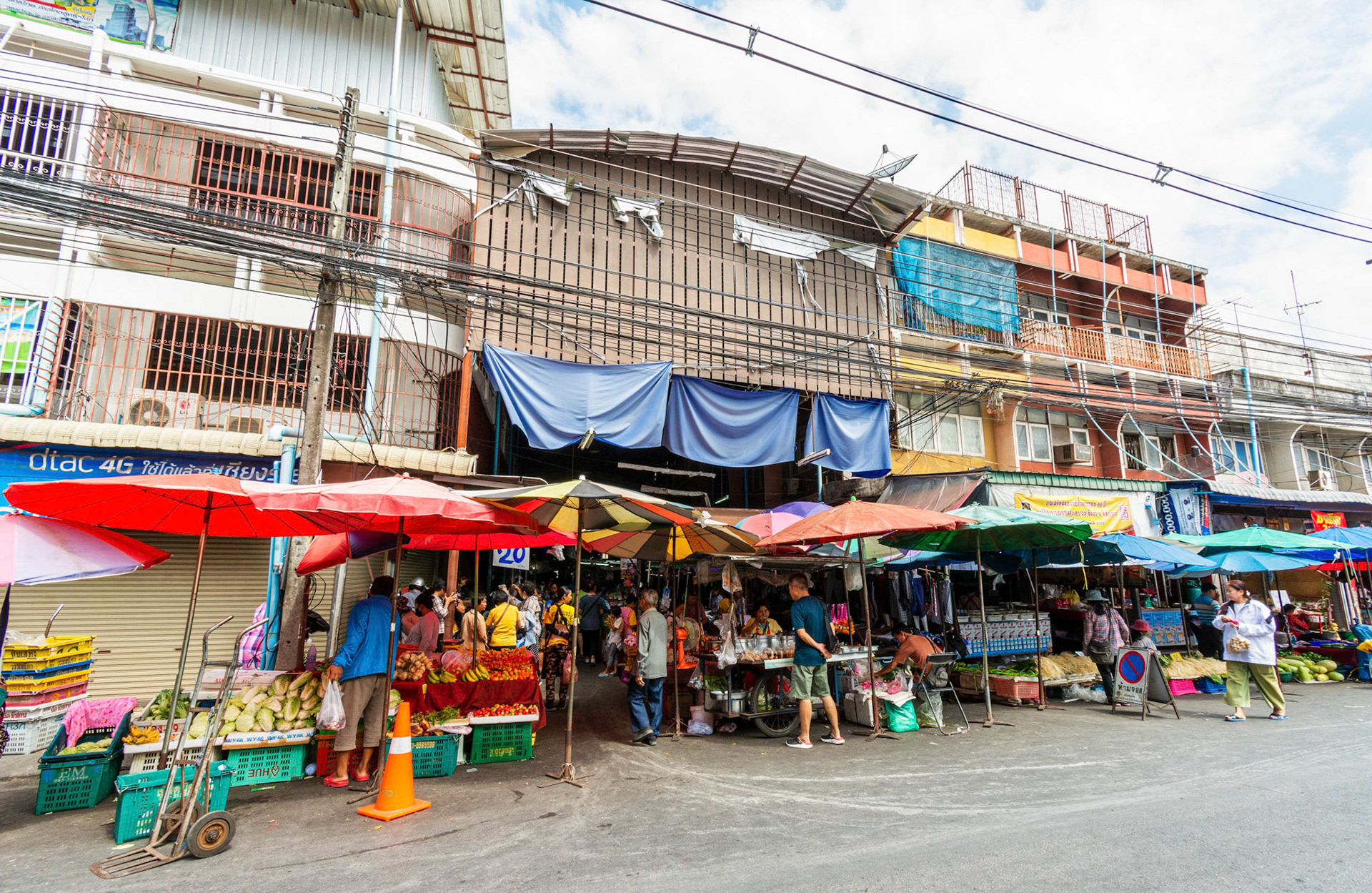 Outside Wat Ming Muang
