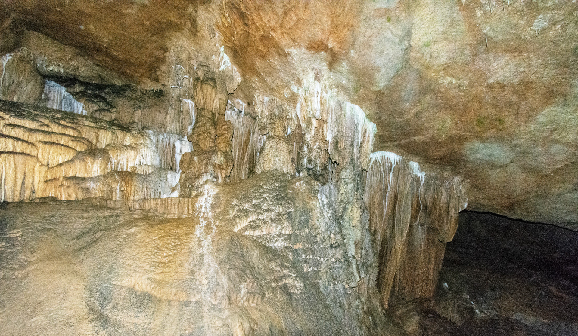 Động Ngườm Ngao (Nguom Ngao Cave)