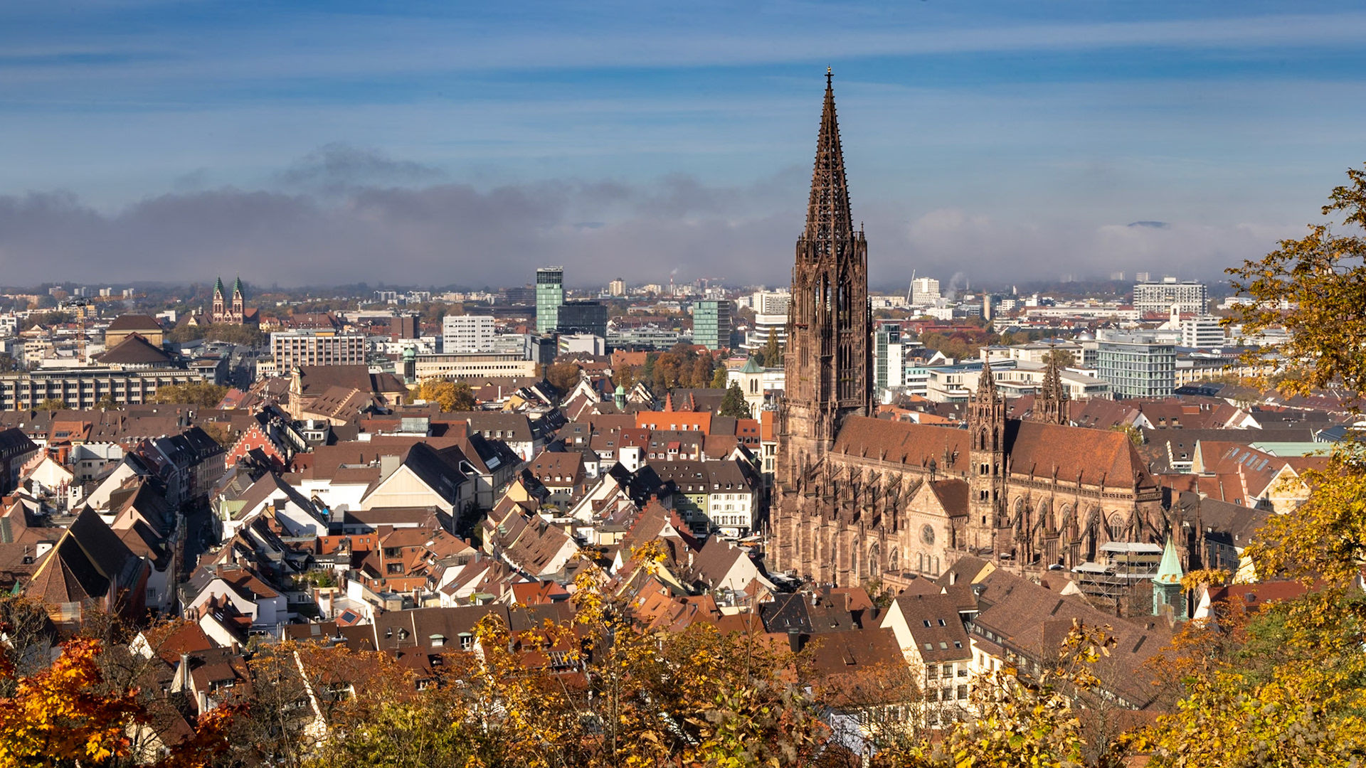Freiburg mit herbstlichen Nebel. Blick vom Kanonenplatz am Schloßberg in Freiburg.