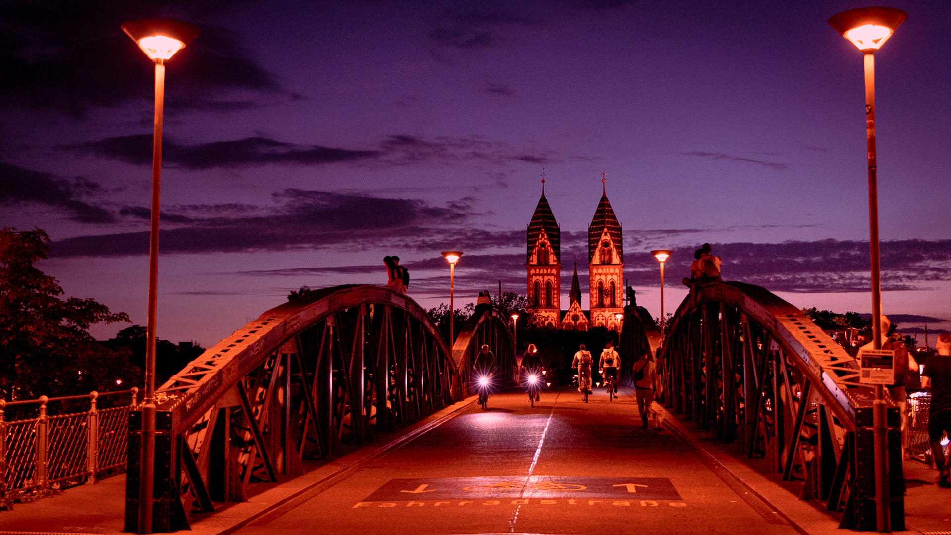 Blaue Brücke mit Herz-Jesu-Kirche in der Abenddämmerung