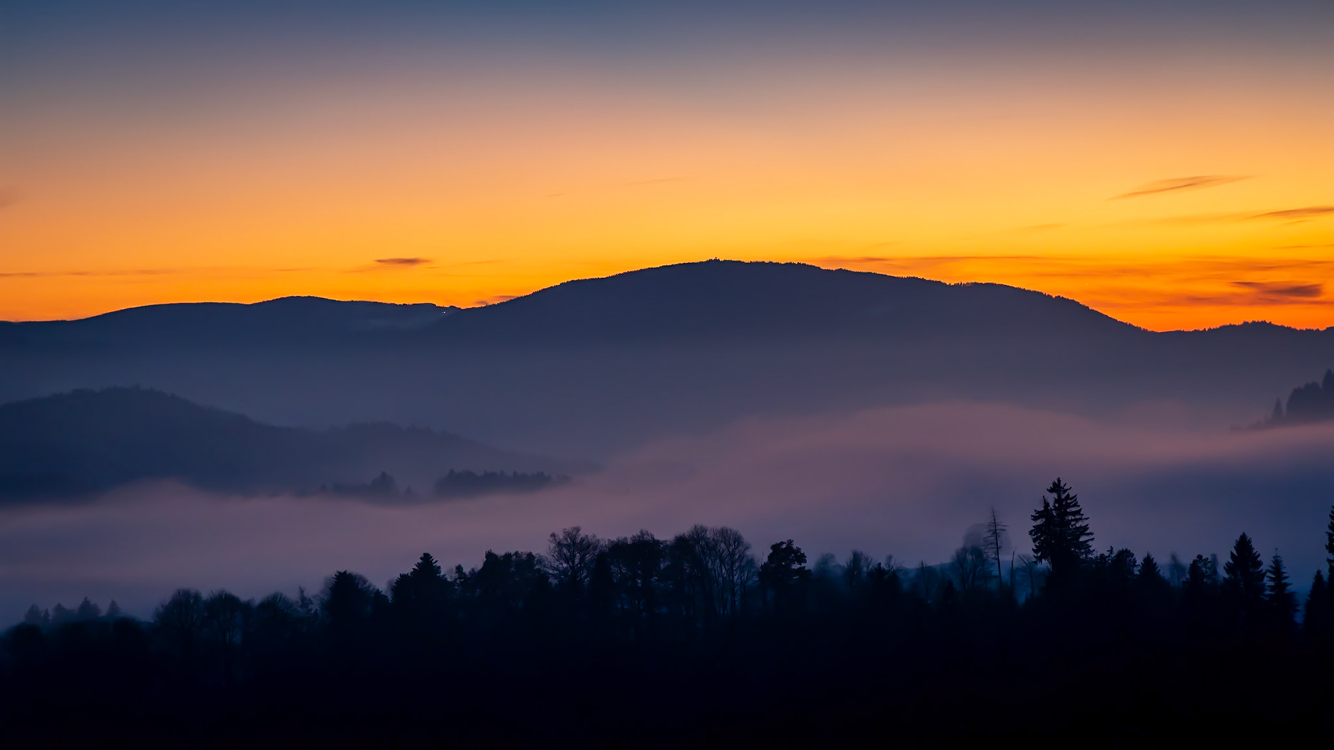Sonnenuntergang bei aufziehendem Nebel in winterlicher Landschaft, Blick zum Schauinsland
